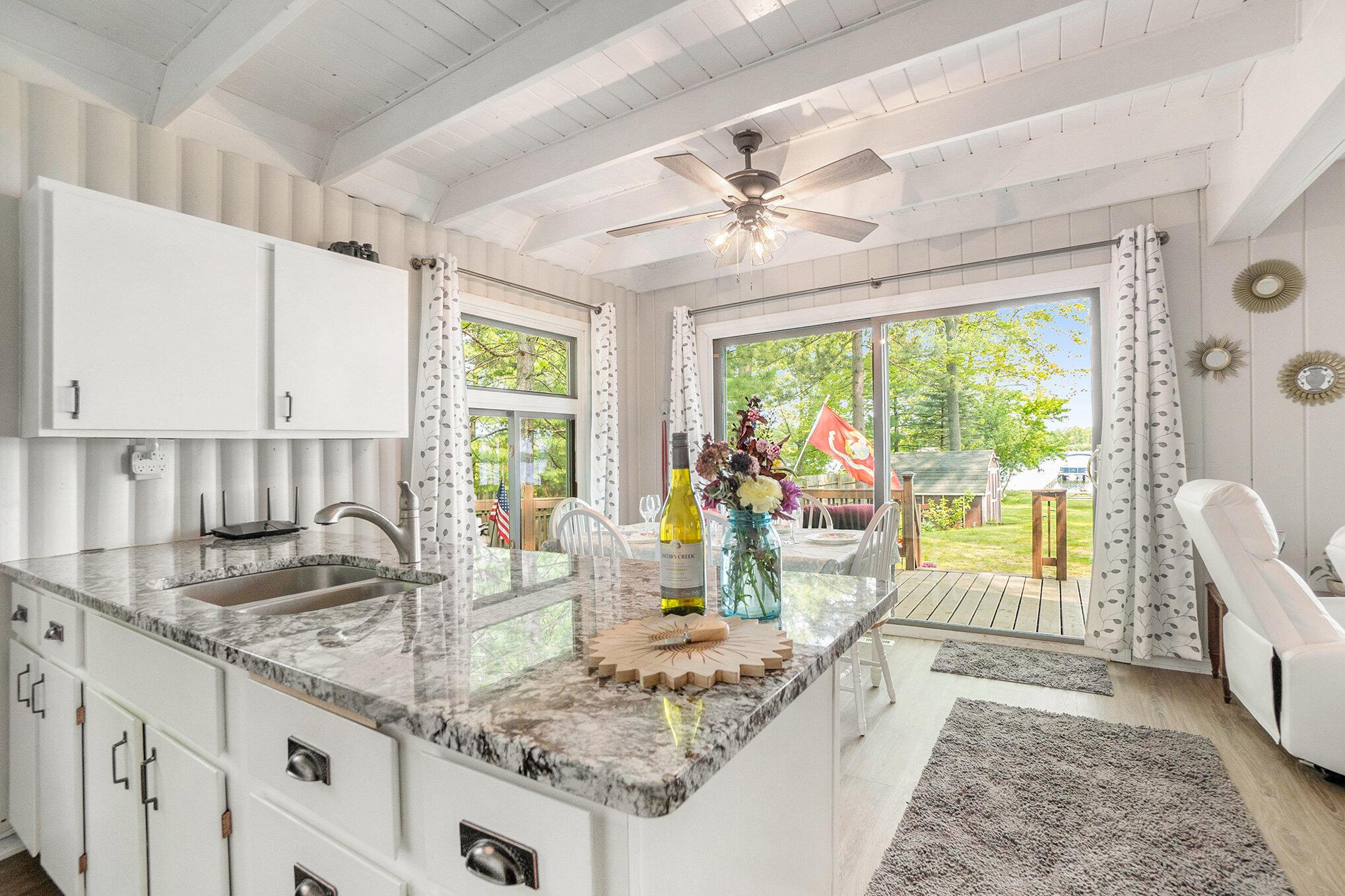 Image 4: Granite snack bar