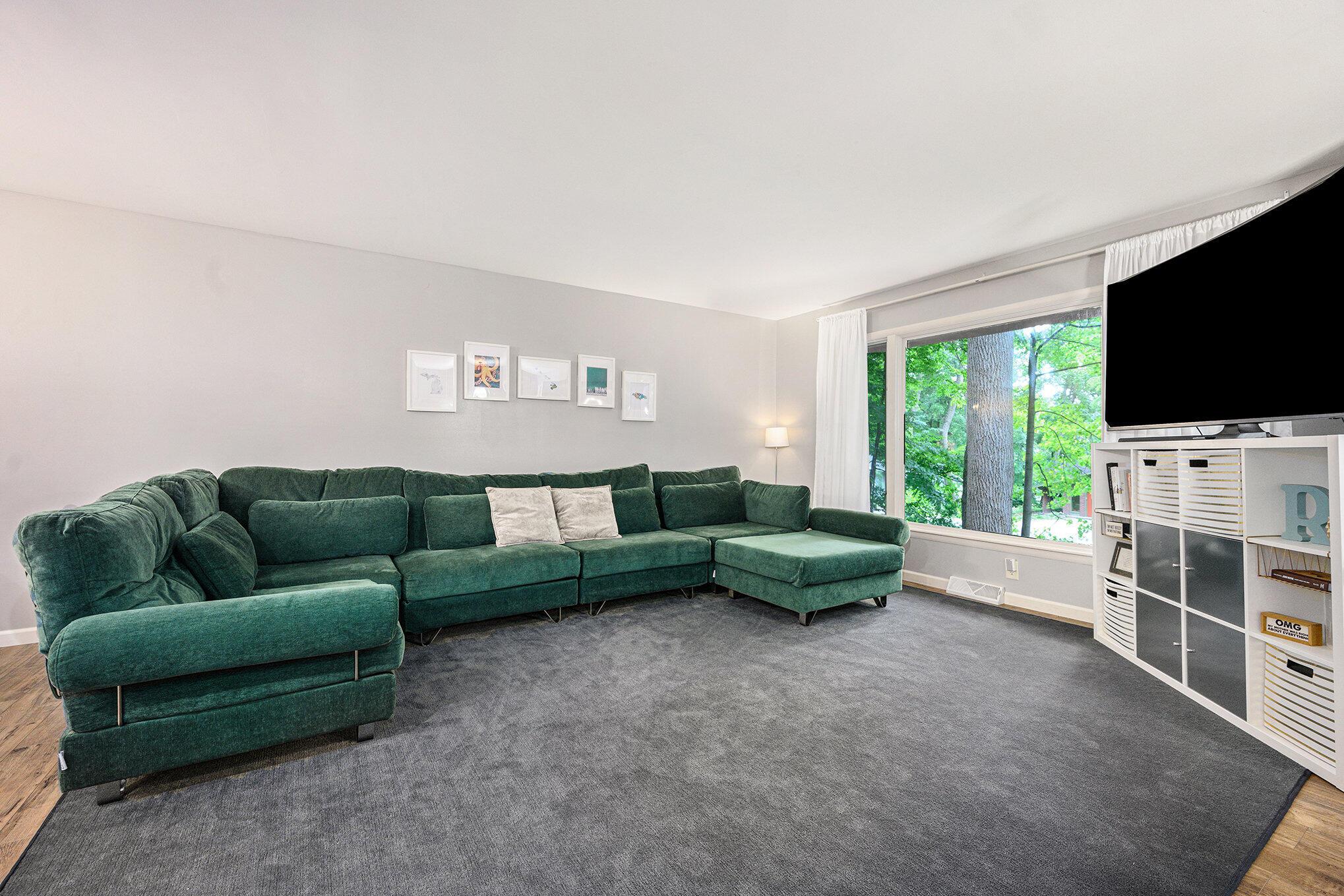 Image 4: living. room
