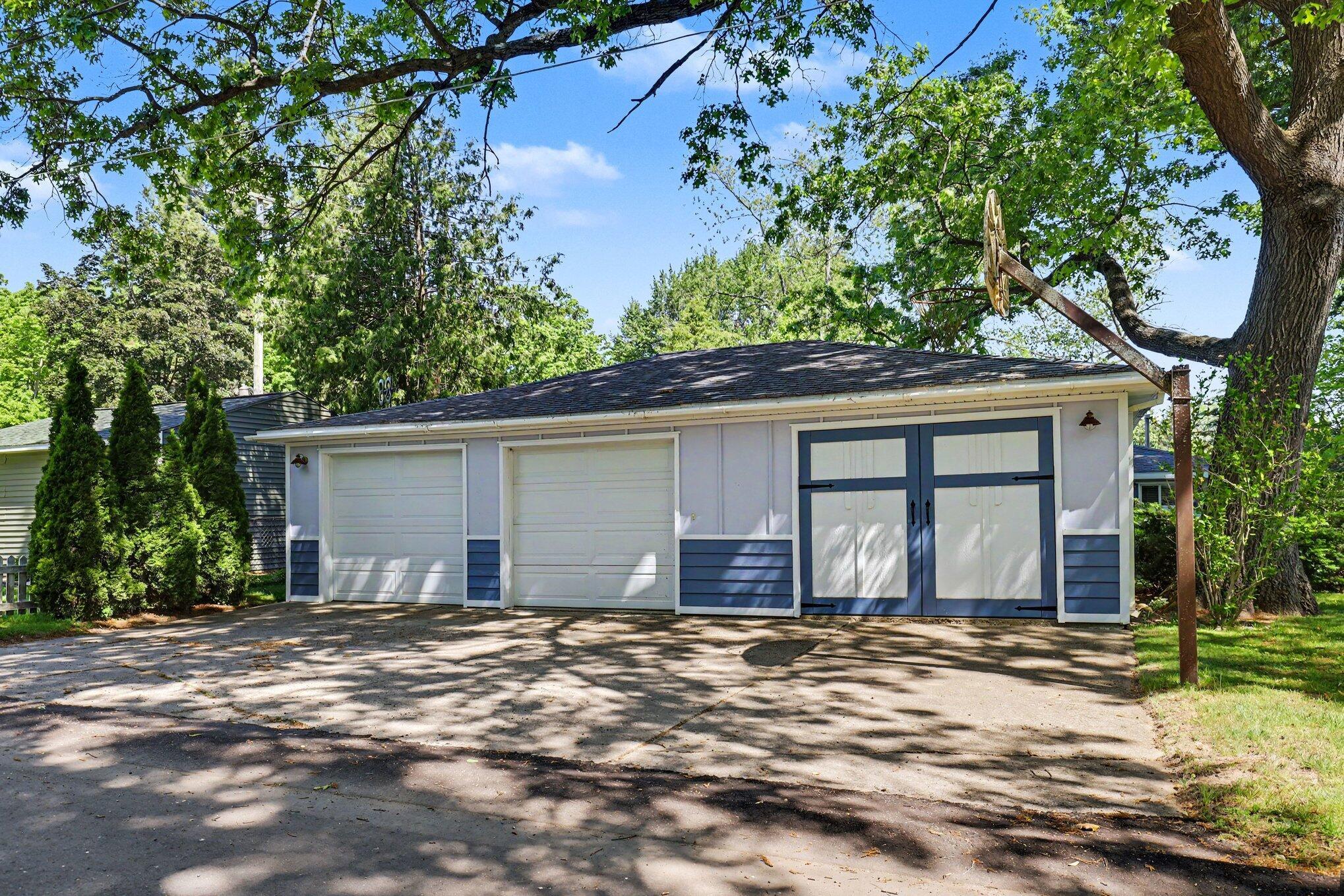 Image 4: garage