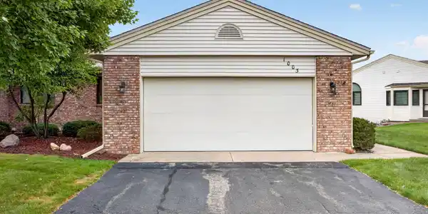 Image 2: 2 stall garage