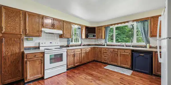 Image 3: Kitchen