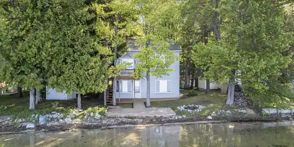 2952 Wolf Lake