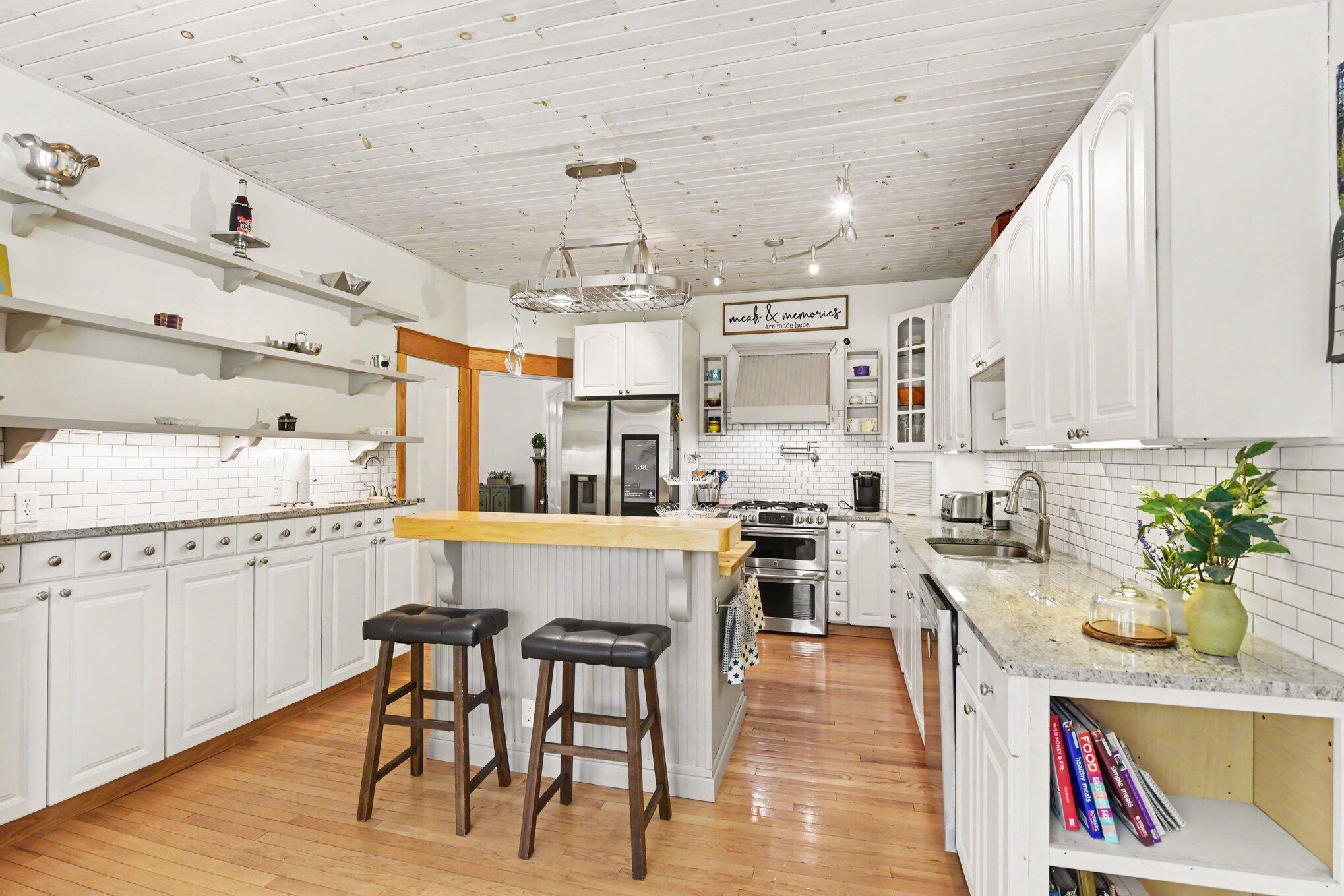 Image 1: Gourmet Kitchen