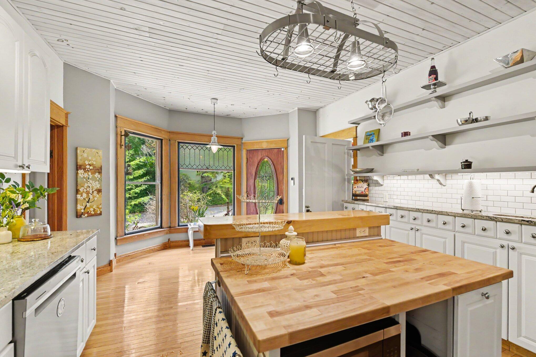 Image 2: Kitchen