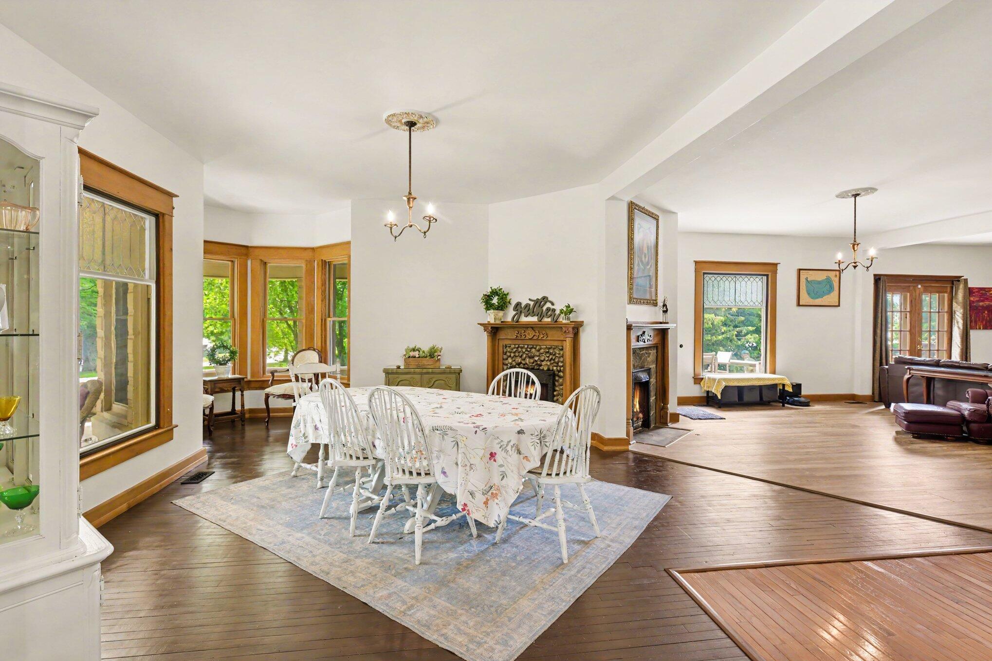 Image 3: Living area