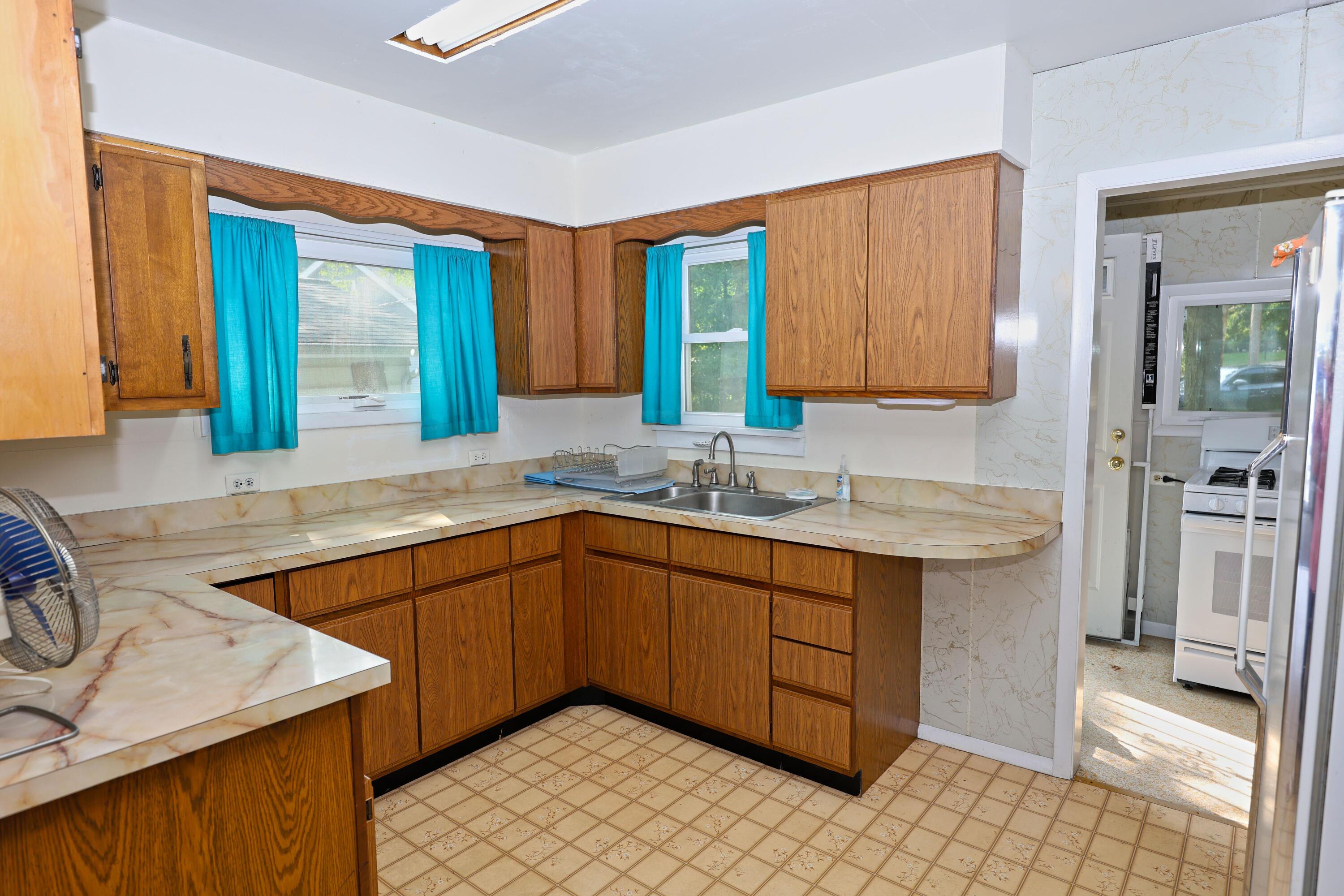 Image 3: Kitchen
