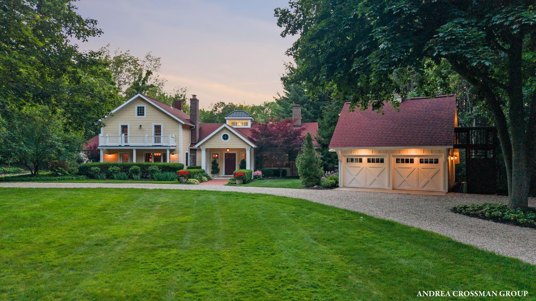 Image 2: 207-web-or-mls-2075-lakeshore-dr