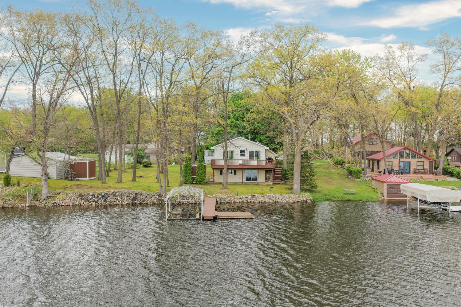 Image 2: 59036 Lakeshore Dr Colon MI-large-002-03