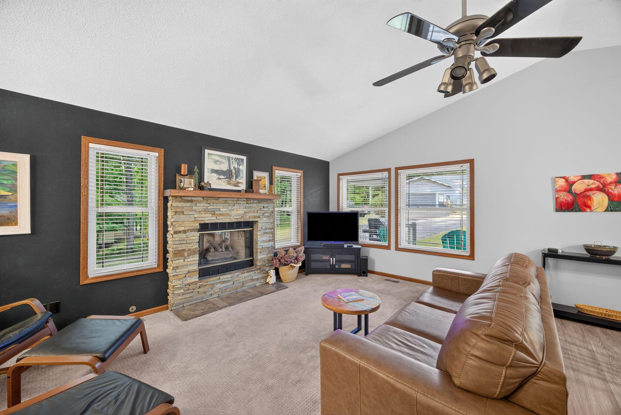 Image 4: living room