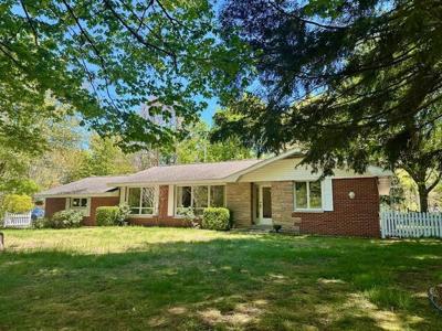 2095 Lakeshore Drive