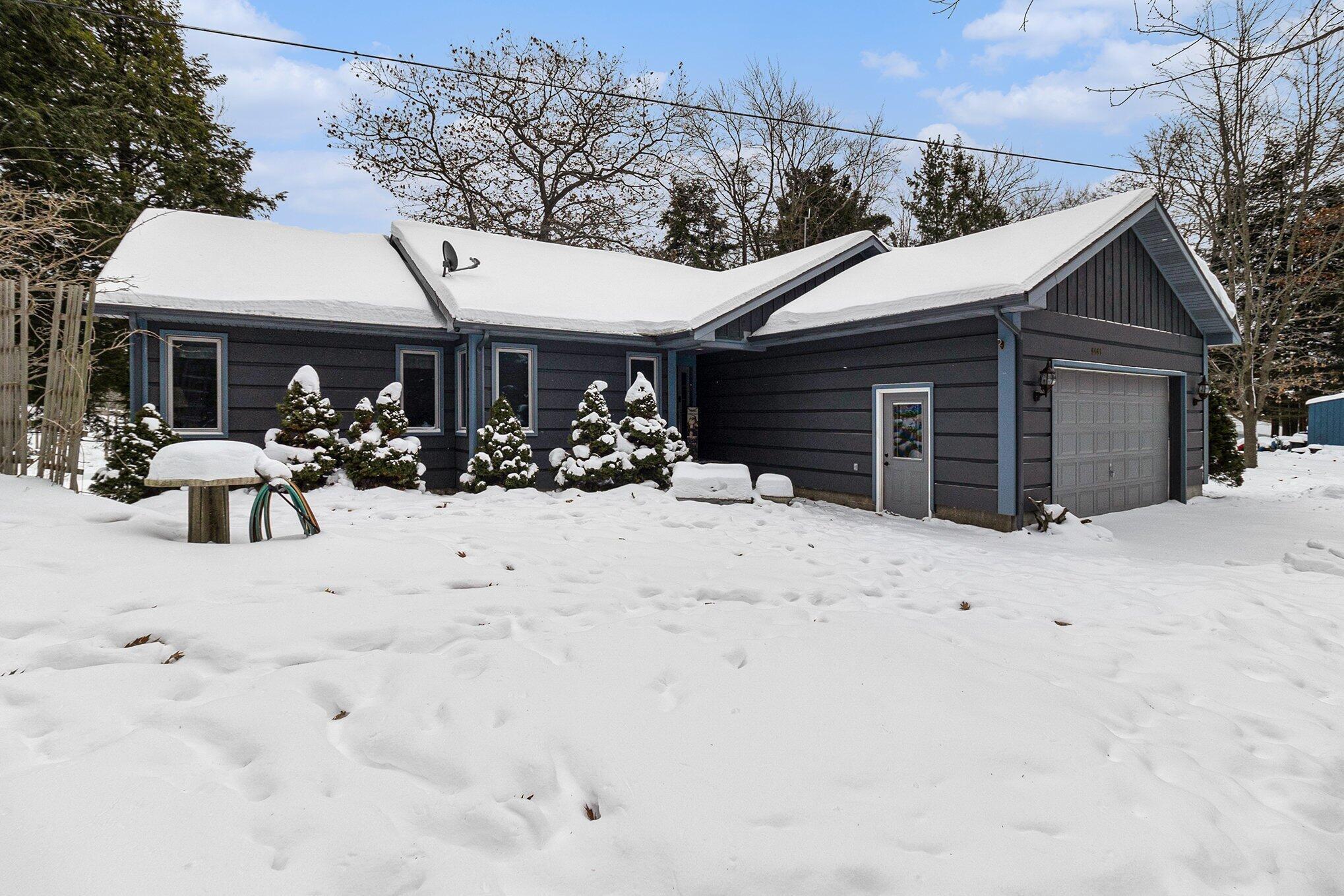 Image 4: Exterior - Entry