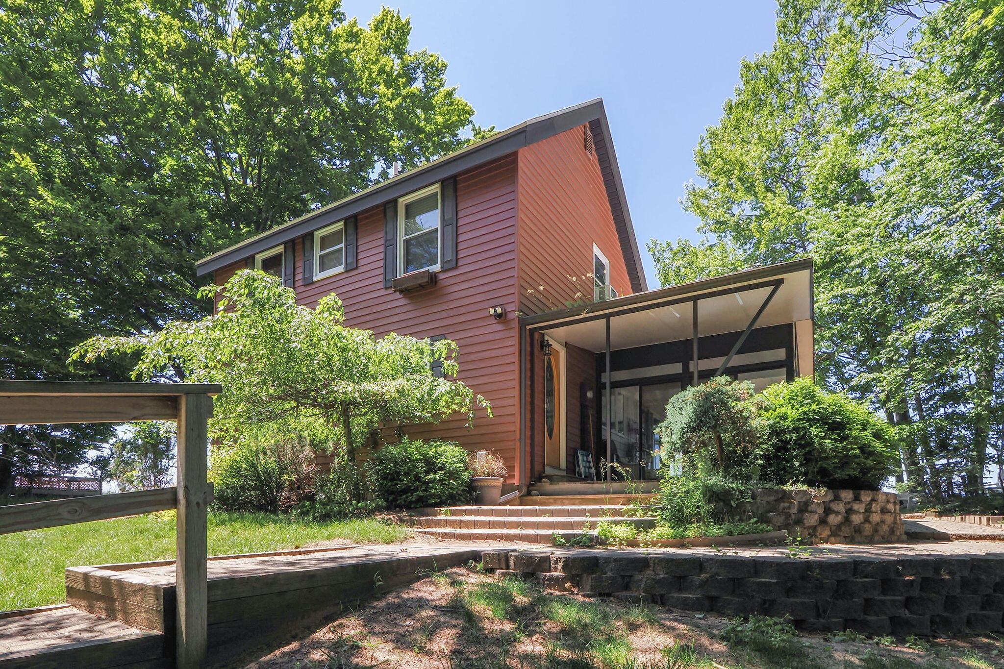 Image 1: 3-web-or-mls-R1010387
