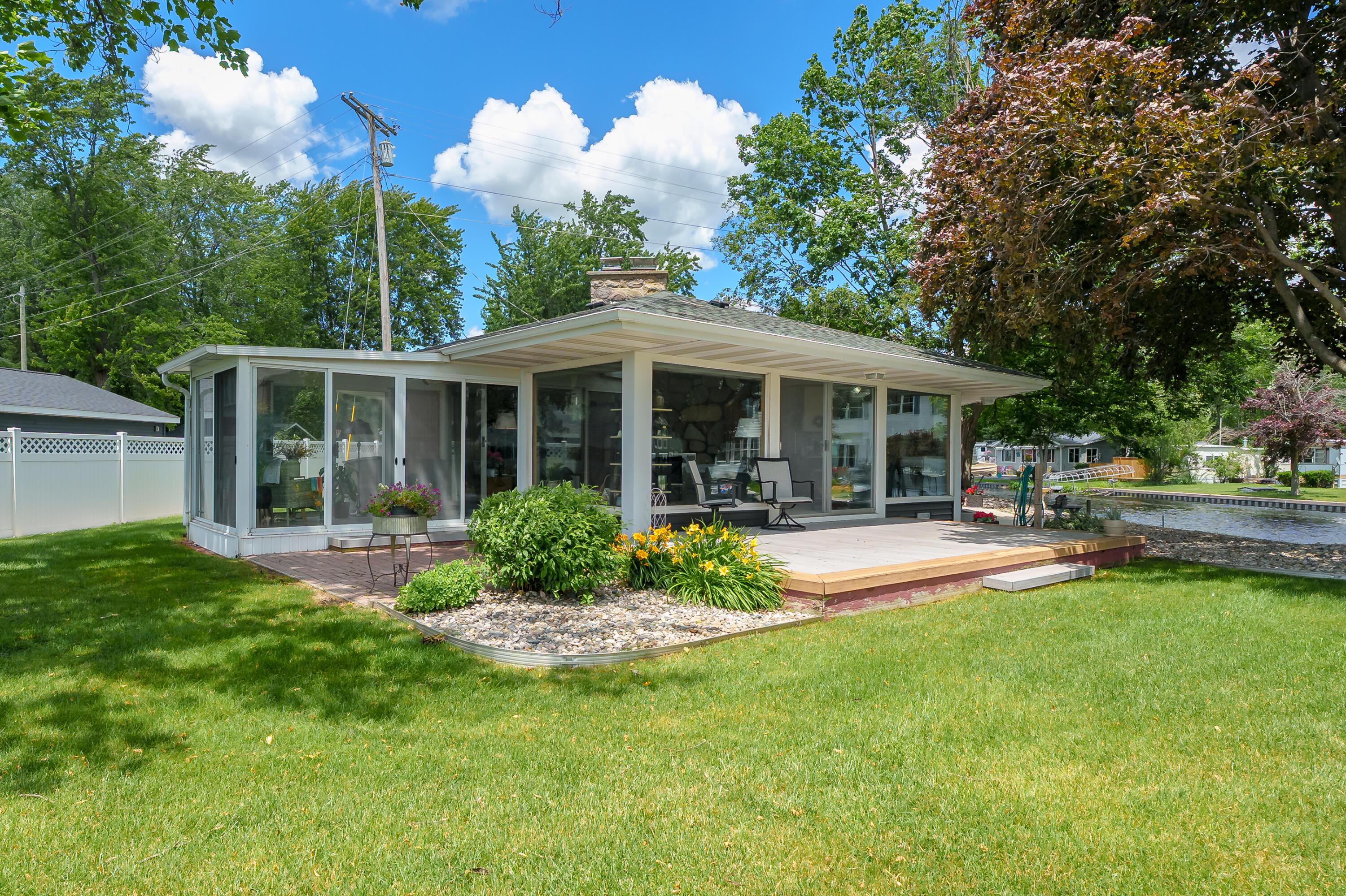 Image 1: Parker Dr 2282 Wayland 49348-24
