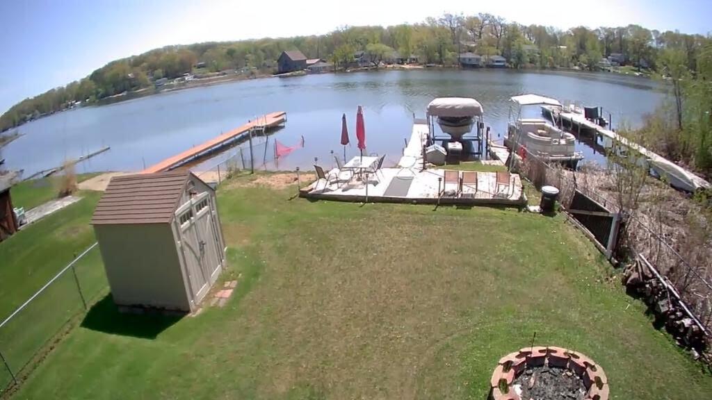Image 4: FENCED YARD LAKESIDE