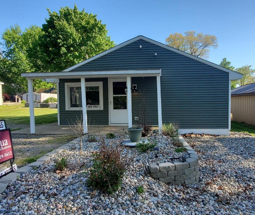 Image 3: FRONT OF LAKE HOME WITH ACCESS WALL LAKE