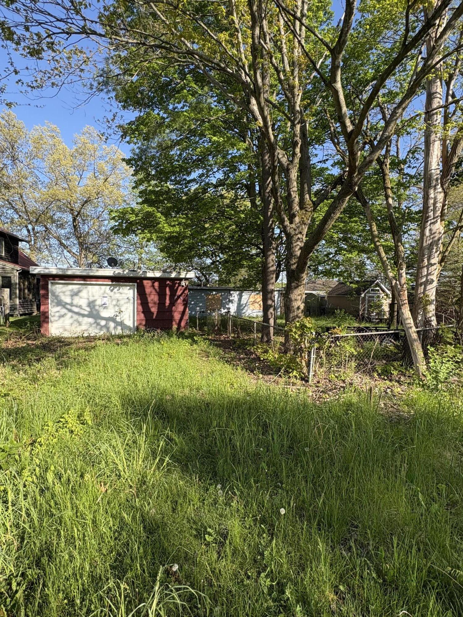 Image 4: Garage