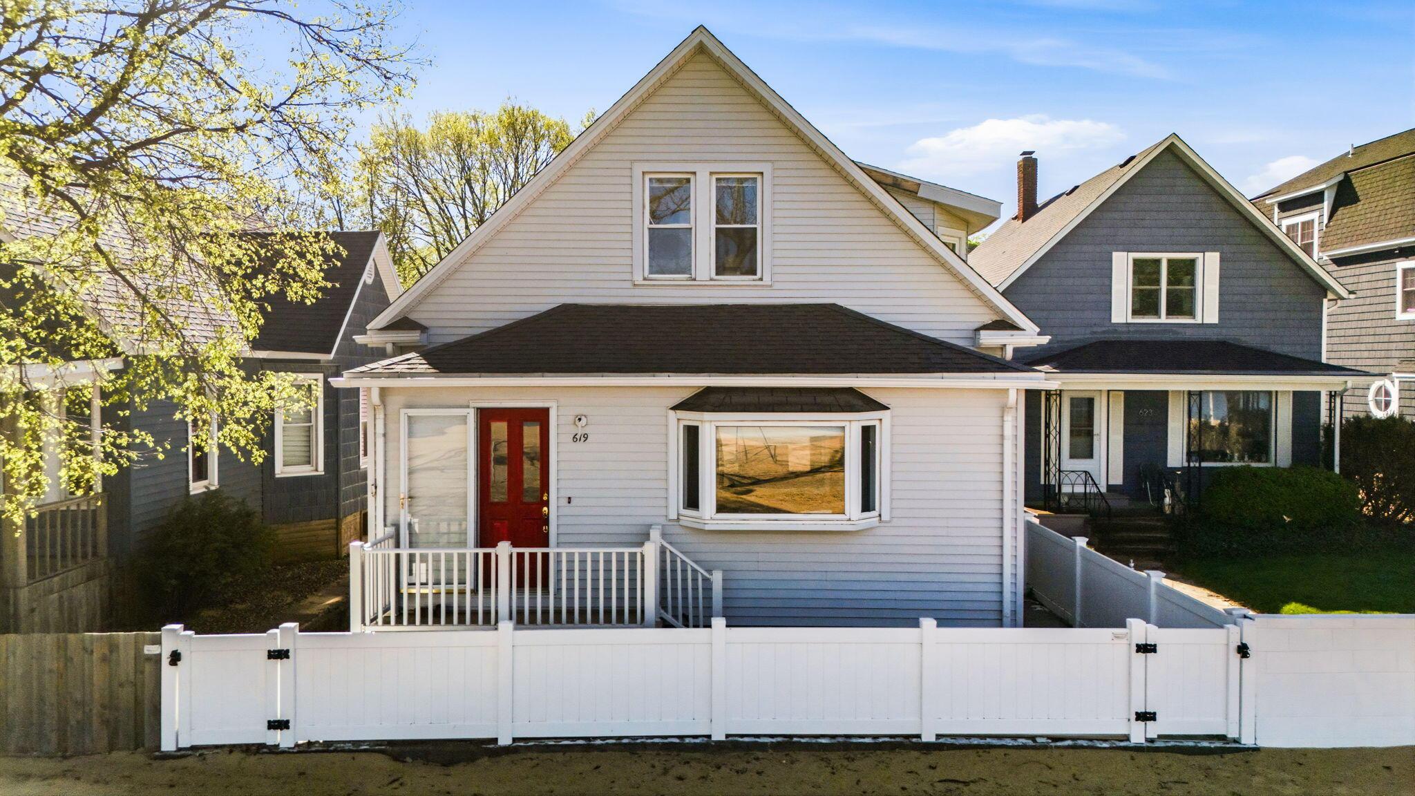 Image 1: 1-619 Lake St St Joseph MI 49085-15