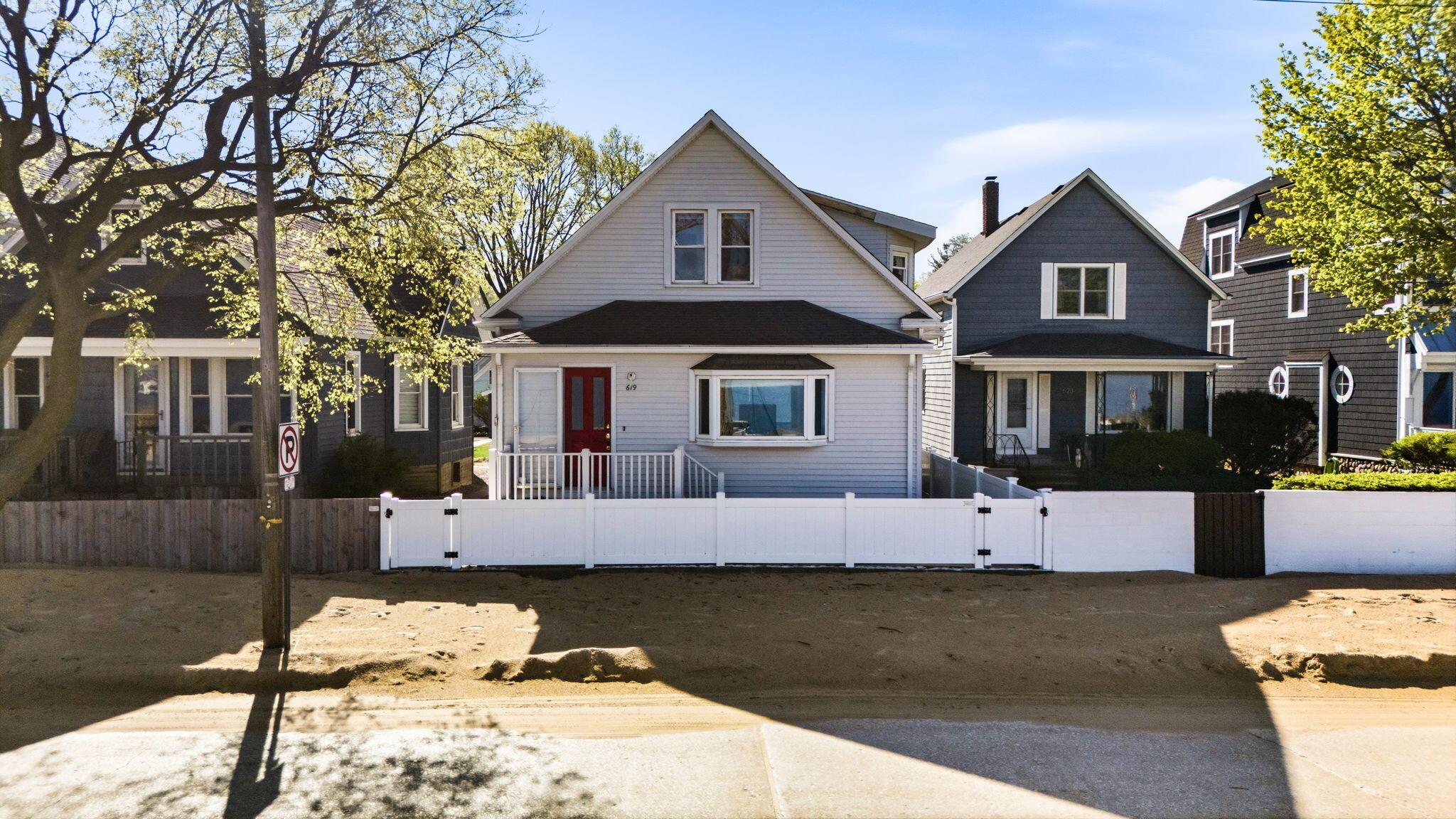 Image 3: 2-web-or-mls-619 Lake St St Joseph MI 49