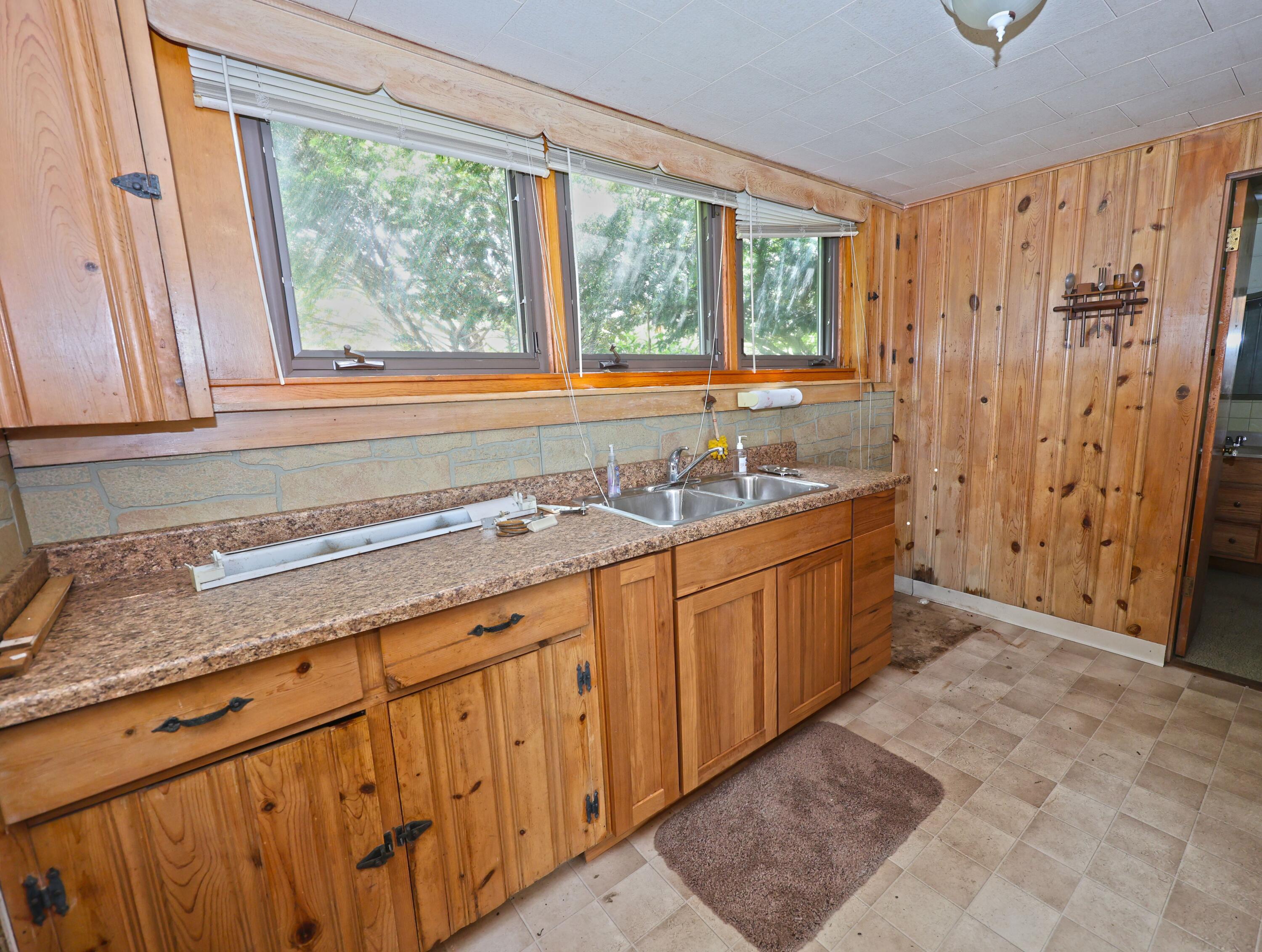 Image 3: Kitchen