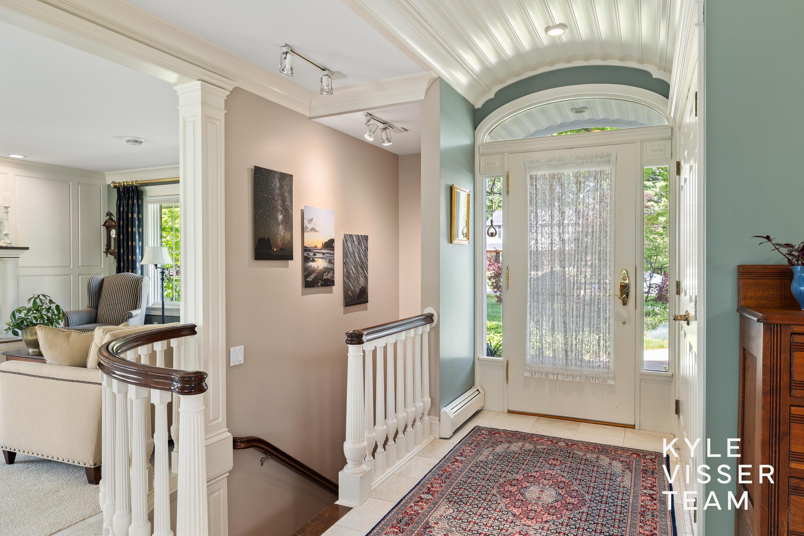 Image 3: Foyer