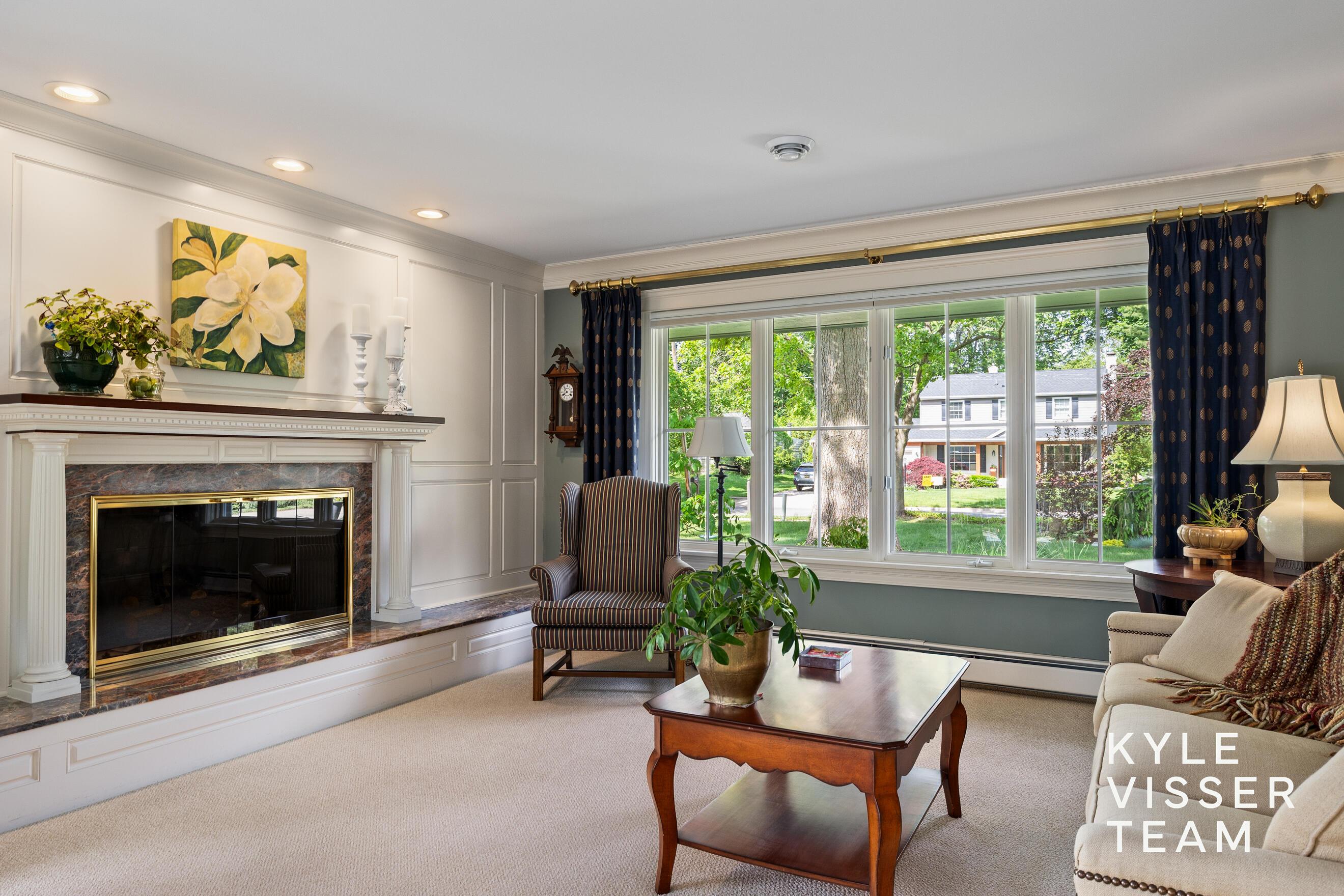 Image 4: Living Room