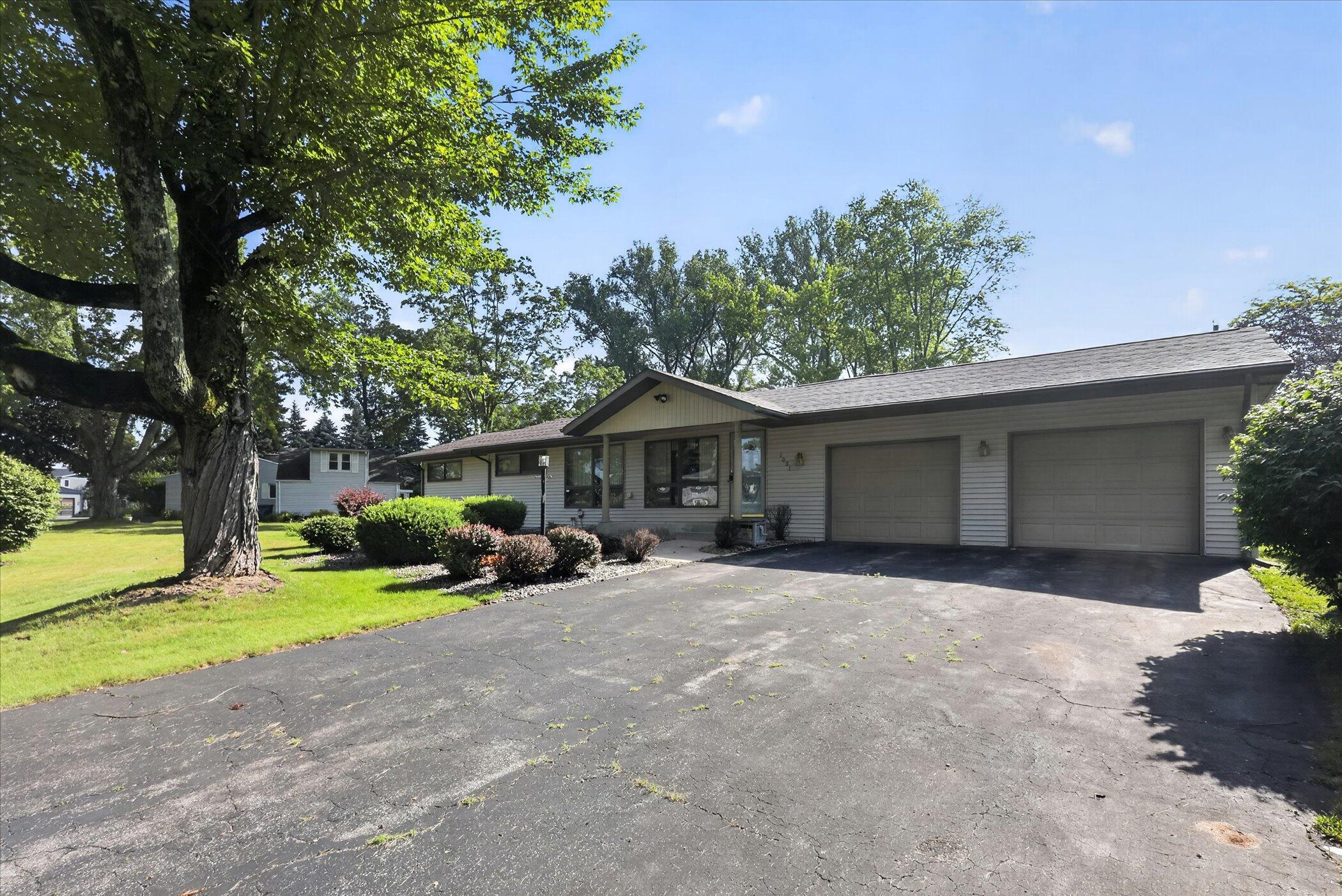 Image 3: 04-1051-Sylvan-Rd-Benton-Harbor-MI-49022