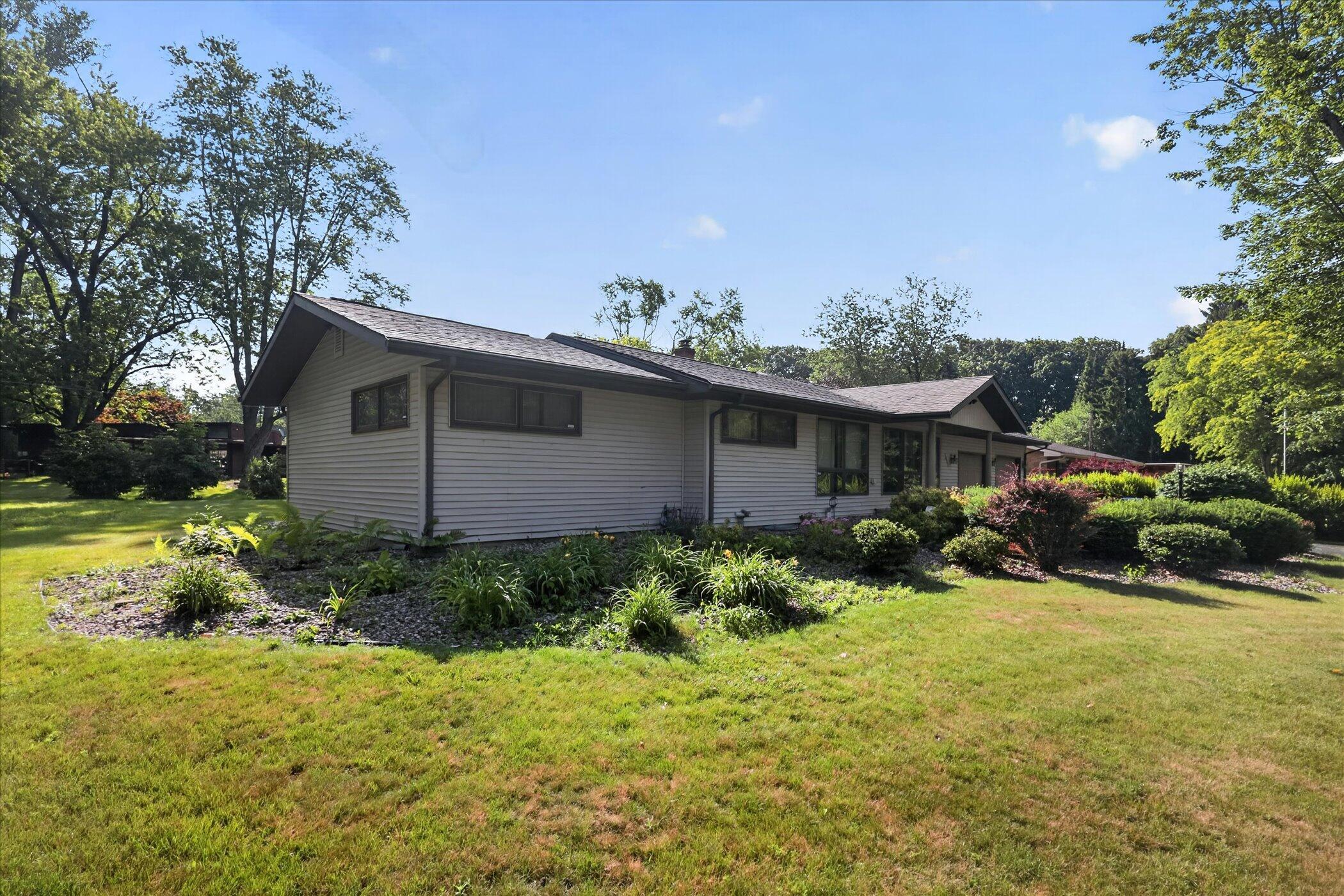 Image 4: 02-1051-Sylvan-Rd-Benton-Harbor-MI-49022
