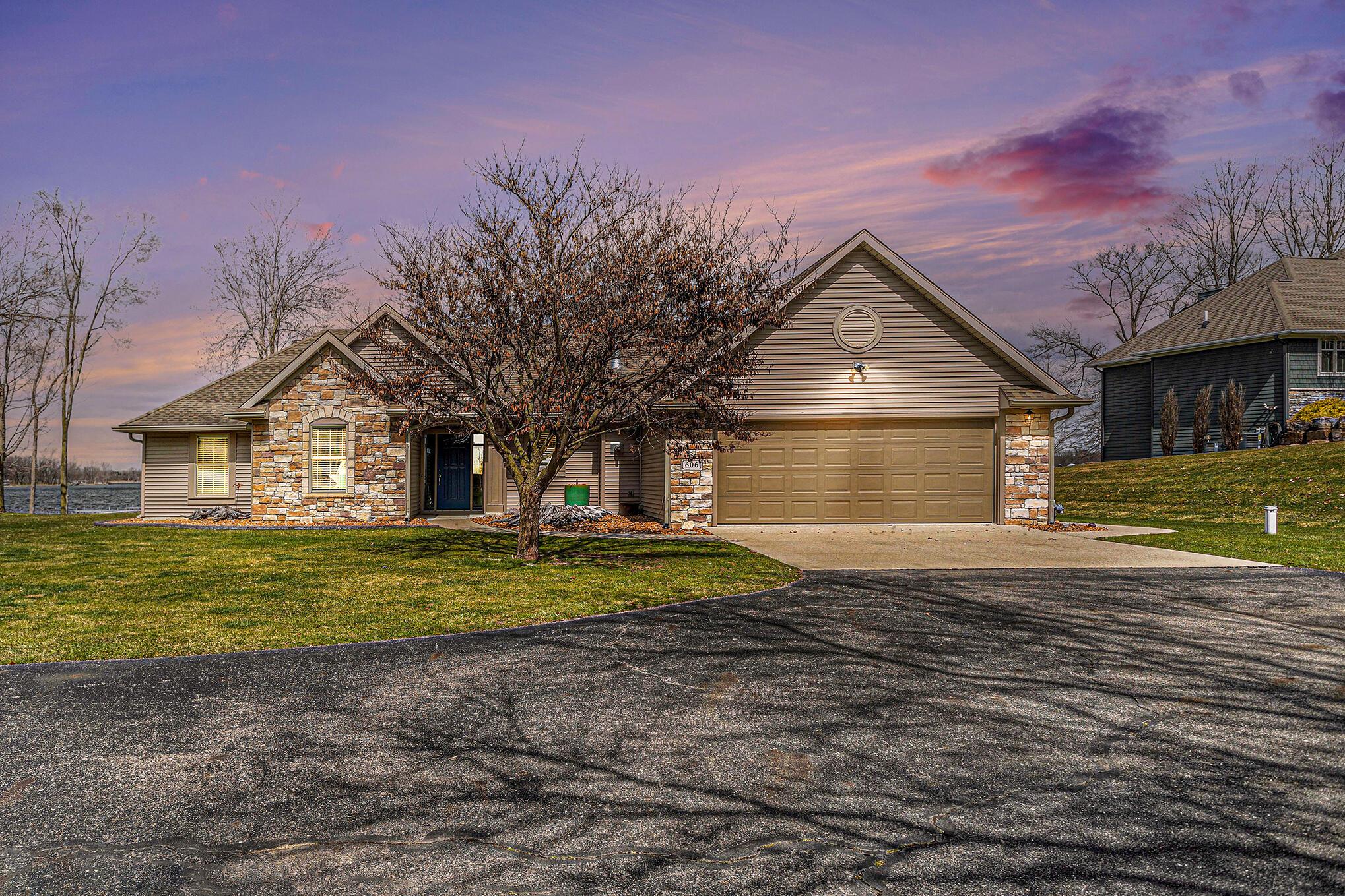 Image 2: 001_606_woodchuck_dr_coldwater_mi_49036-