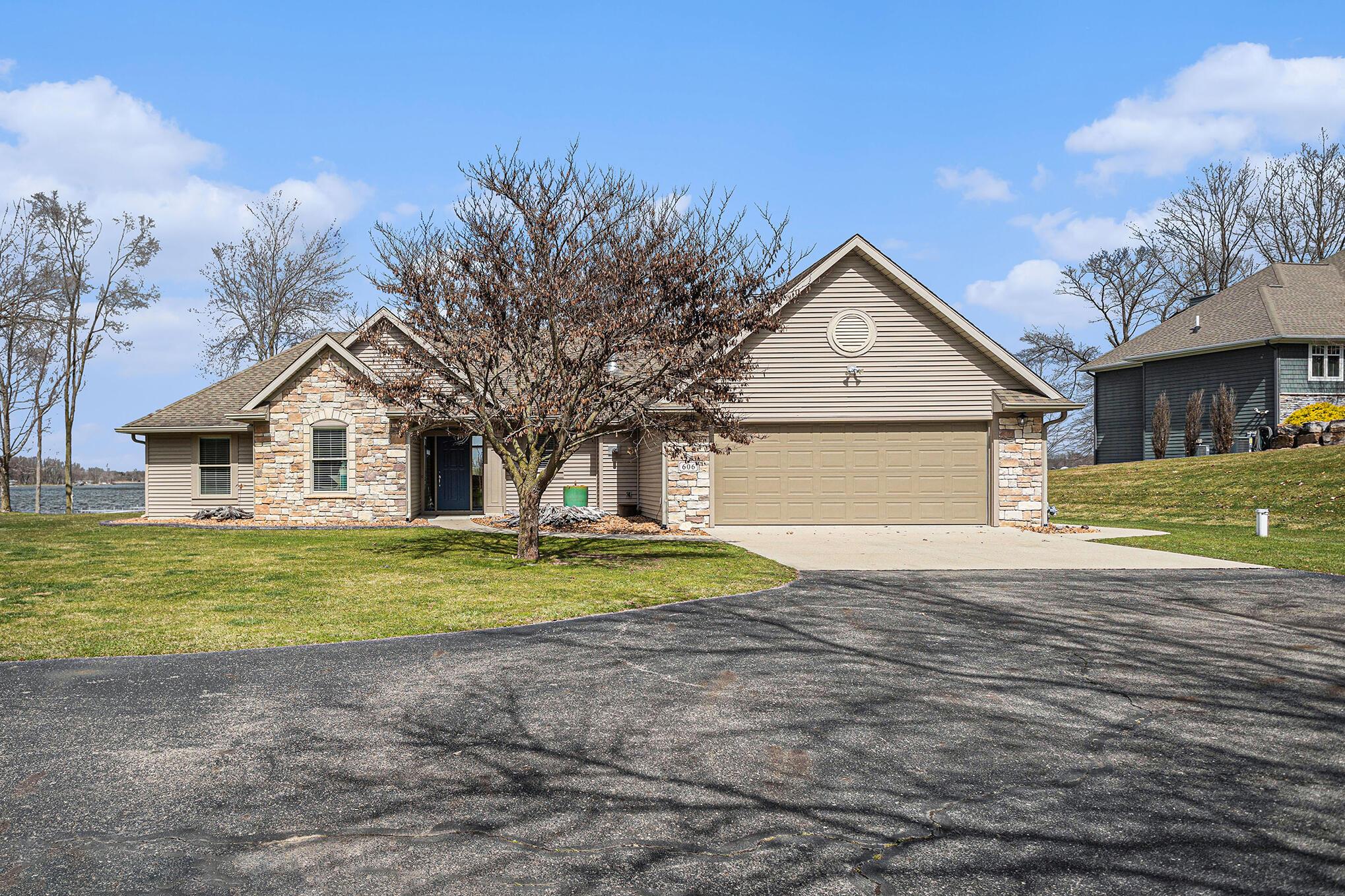 Image 3: 002_606_woodchuck_dr_coldwater_mi_49036-