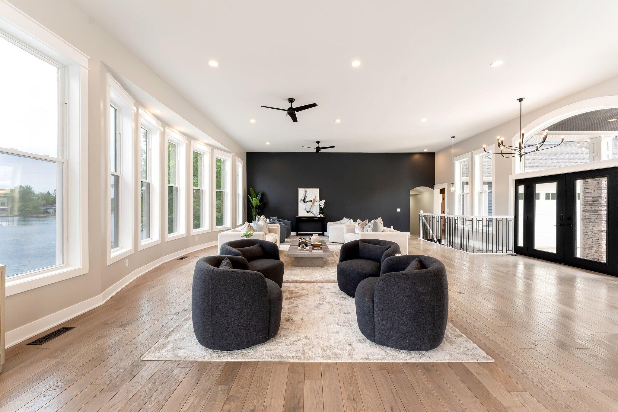 Image 4: Living Room