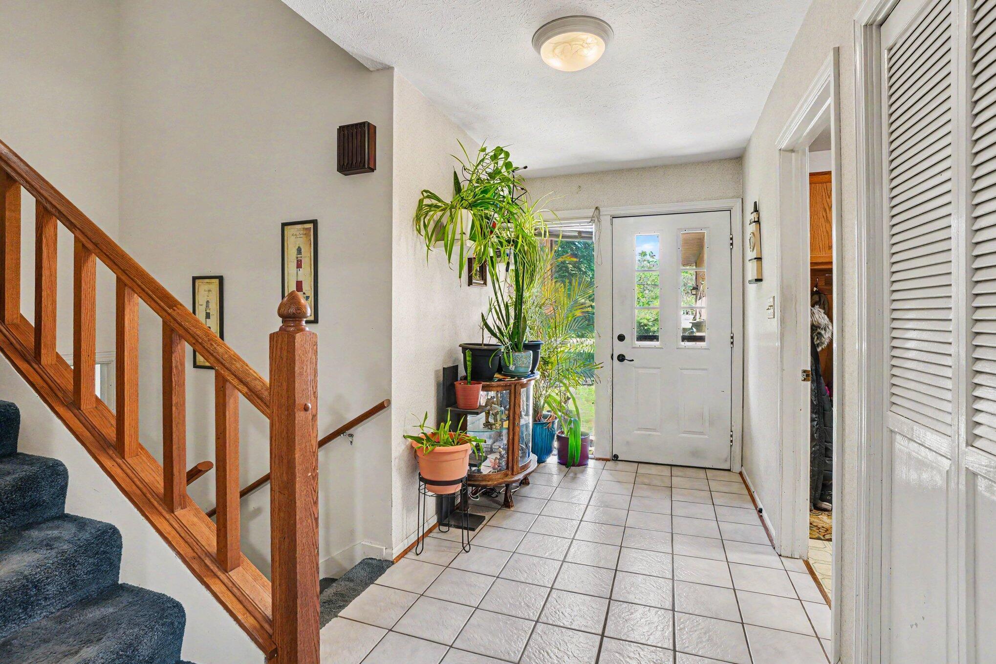 Image 4: Foyer