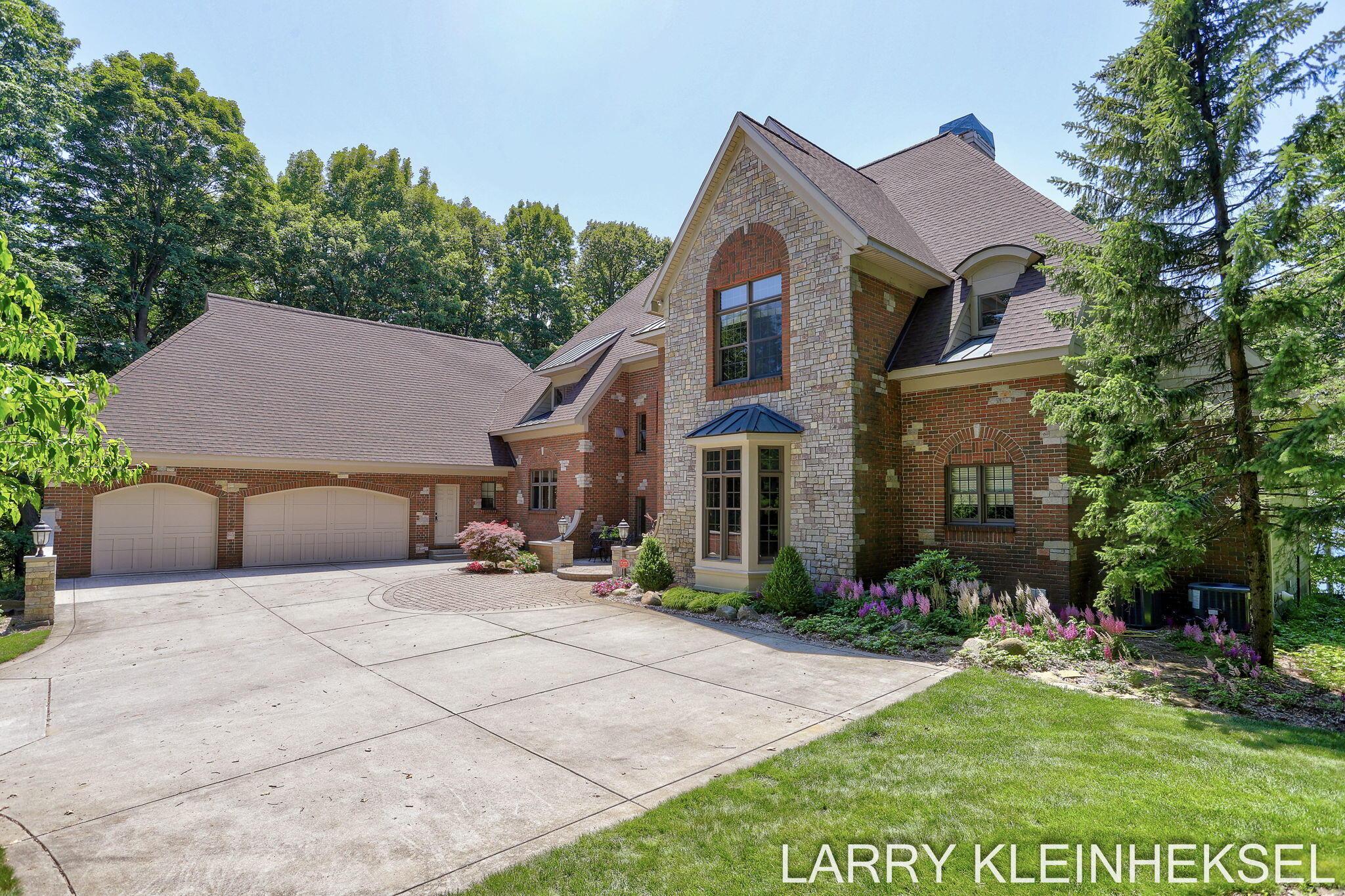 Image 4: 4-web-or-mls-5645-lakeshore-ave