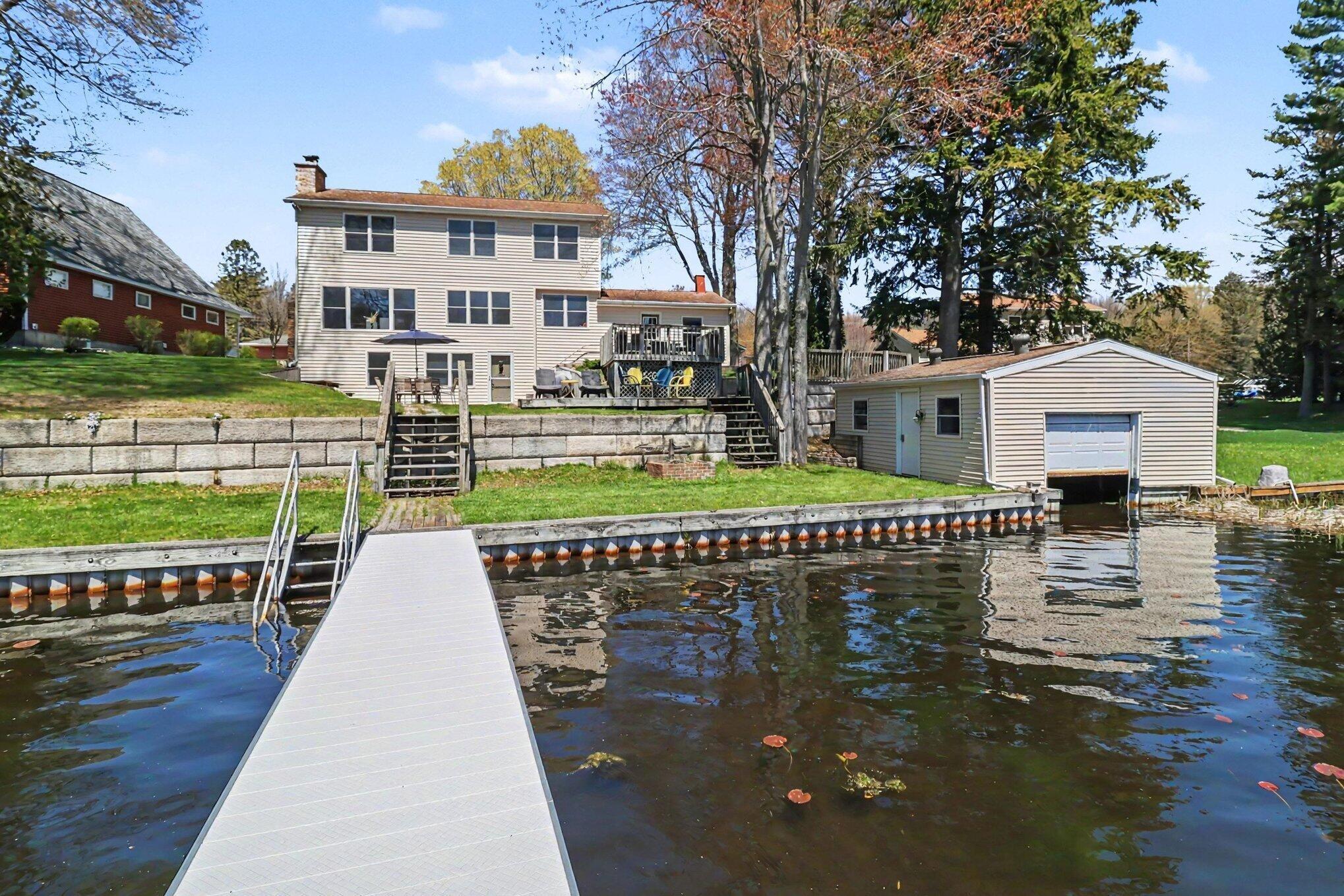 Image 4: Exterior - Lakeside