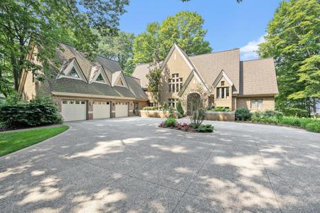 5285 N Lakeshore Drive