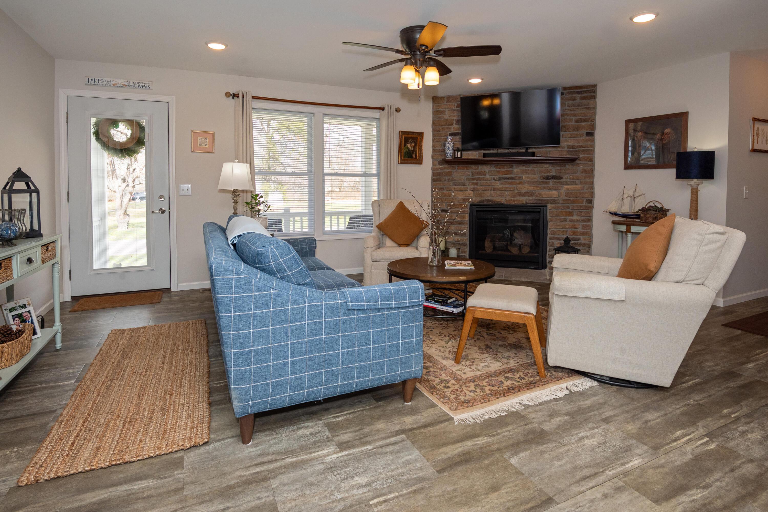 Image 4: Living Area