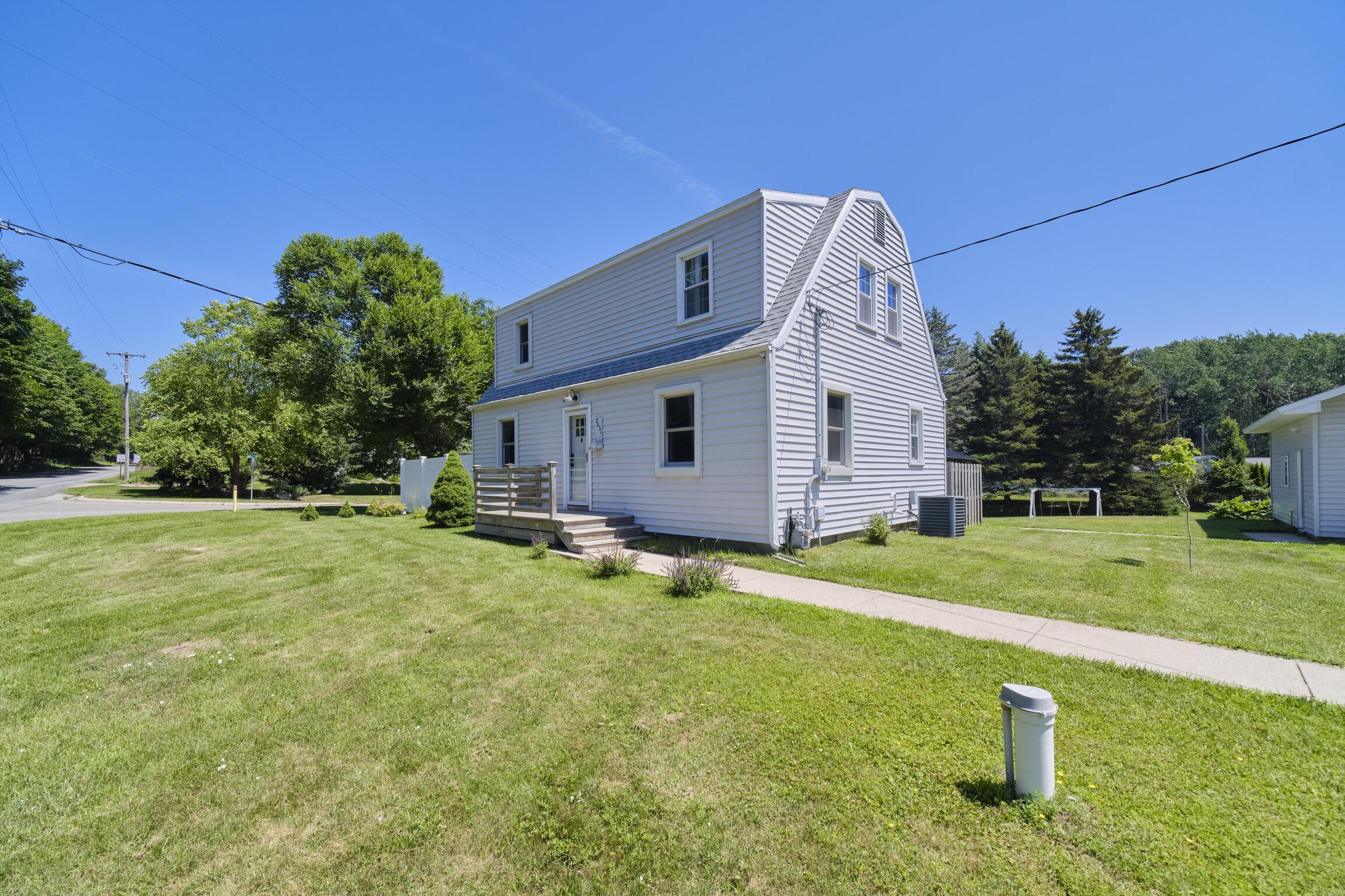 Image 3: Front Yard