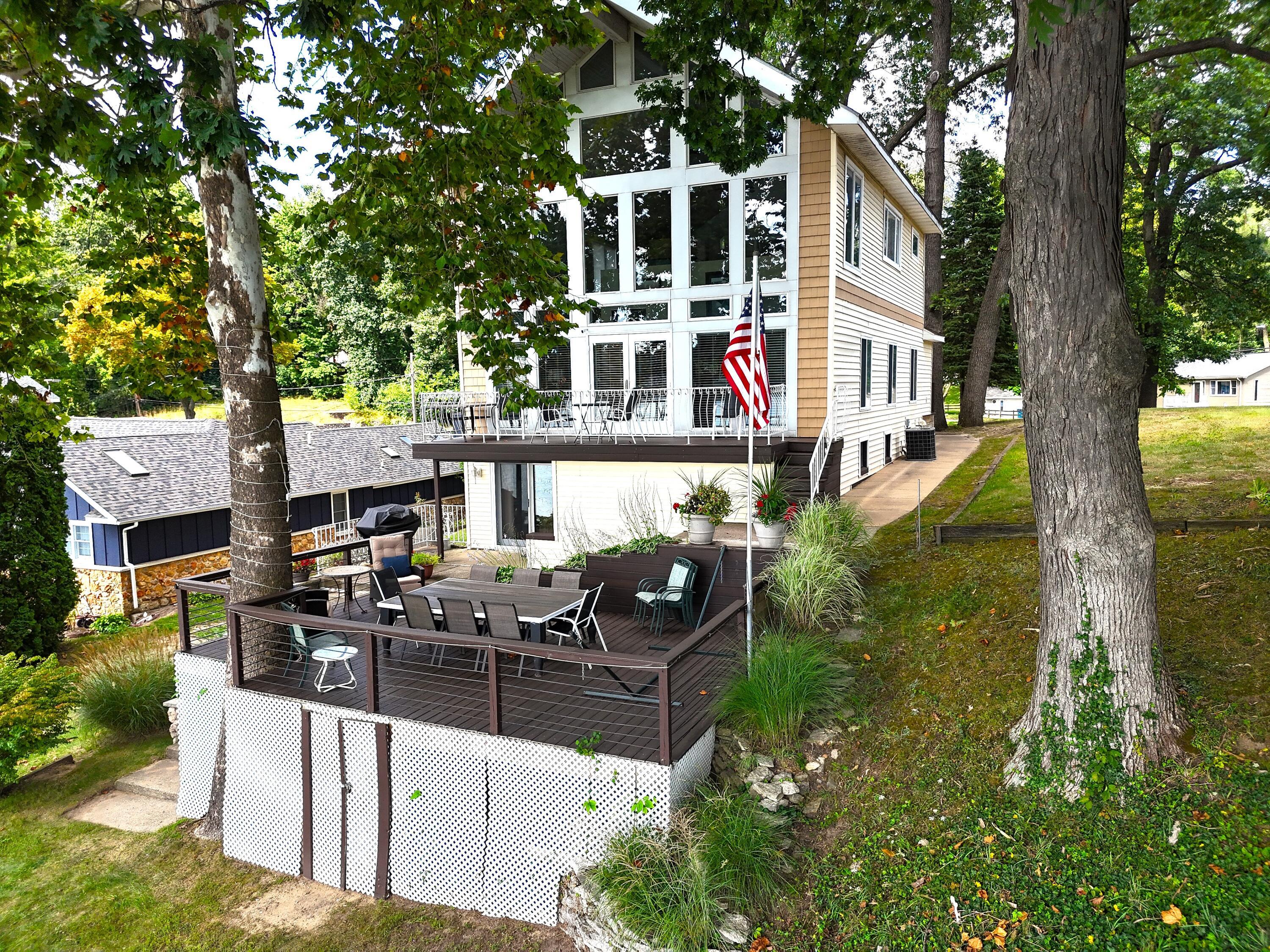 Image 1: Lake Side of Home