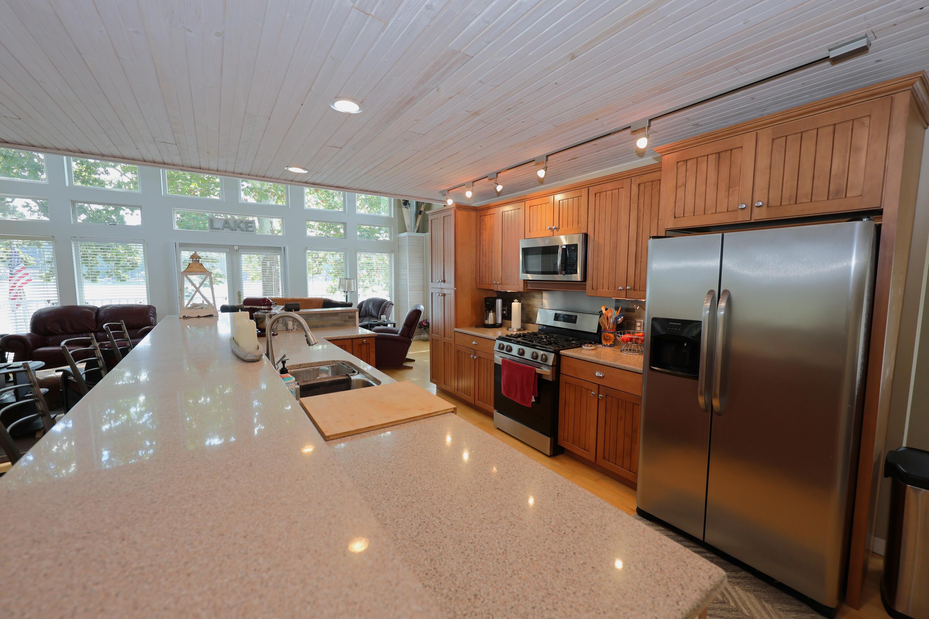 Image 4: Kitchen
