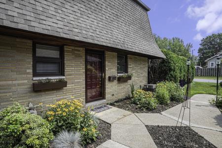 2727 S Lakeshore