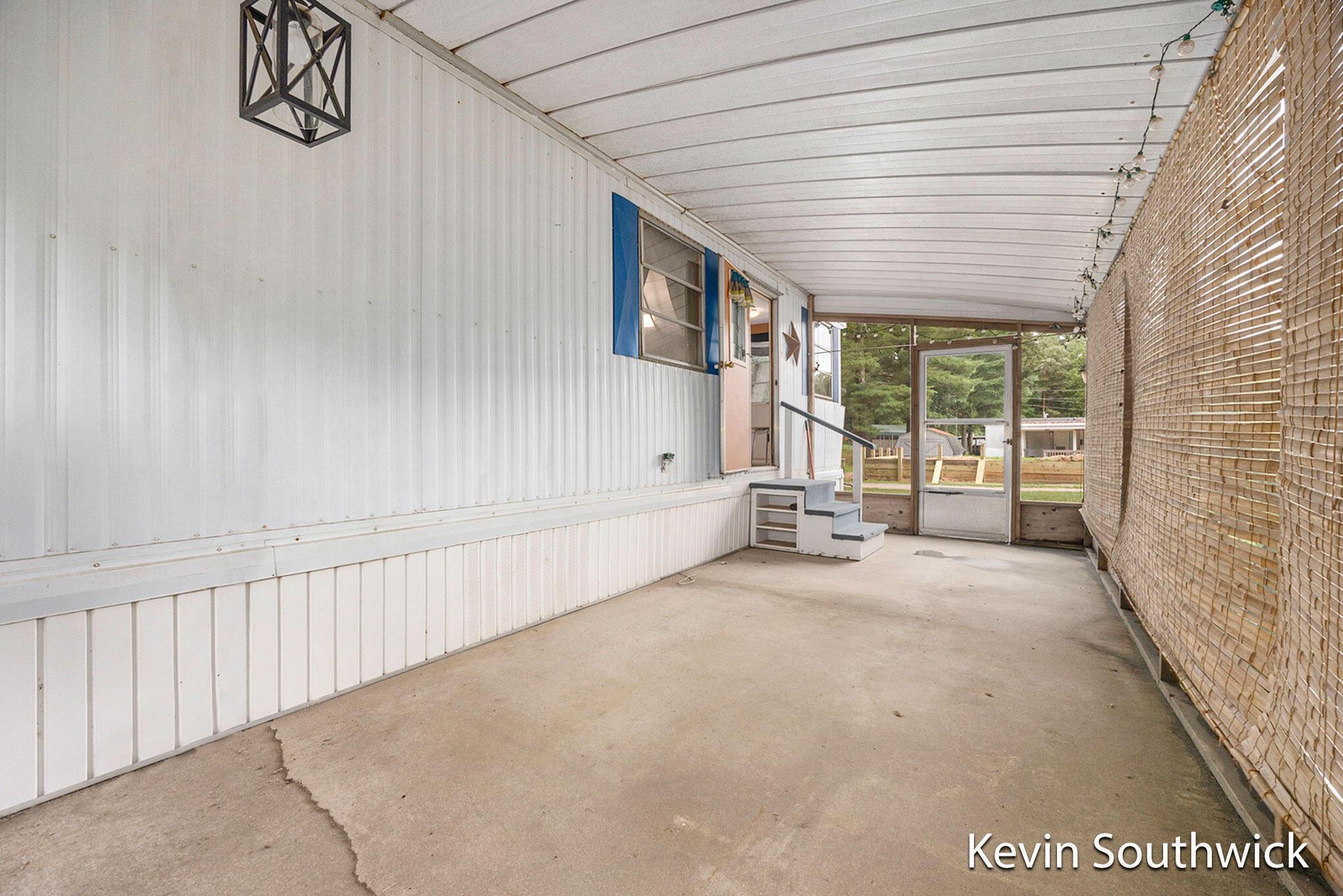 Image 3: 8176-West-Pine-18