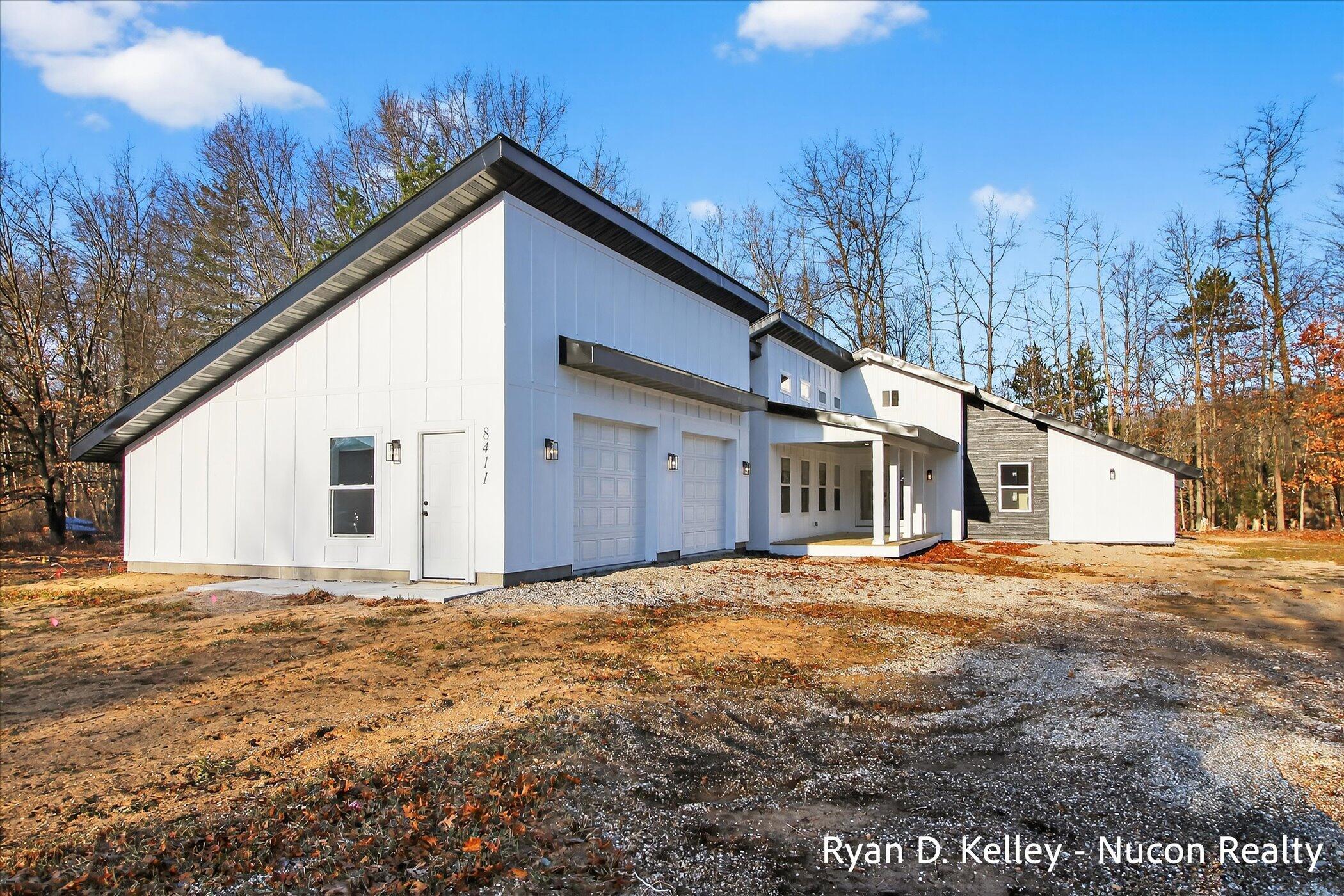 Image 1: 05-05-8411-Peninsula-Dr-Stanwood-MI-4934