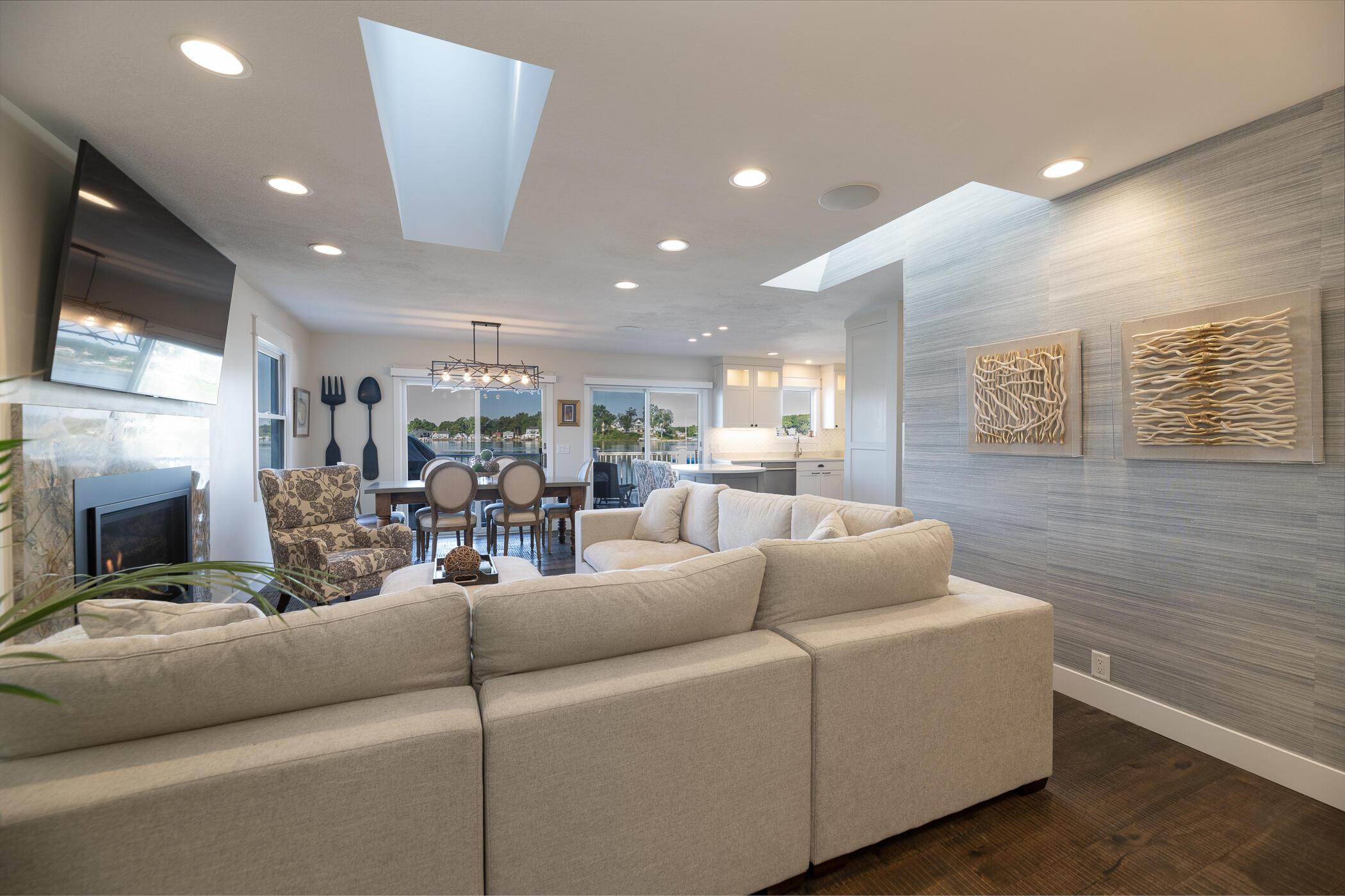 Image 3: Living Room