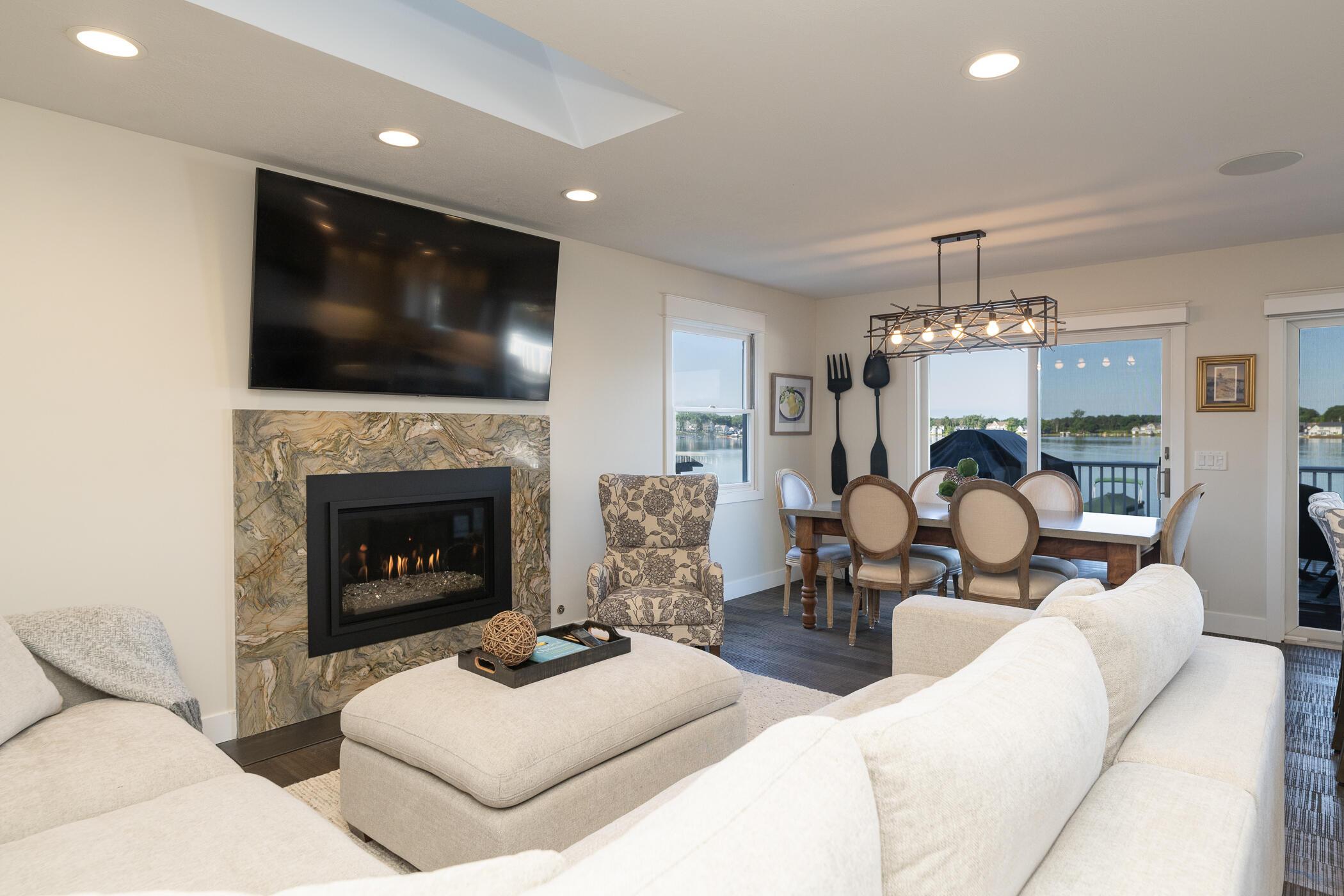 Image 4: Living Room