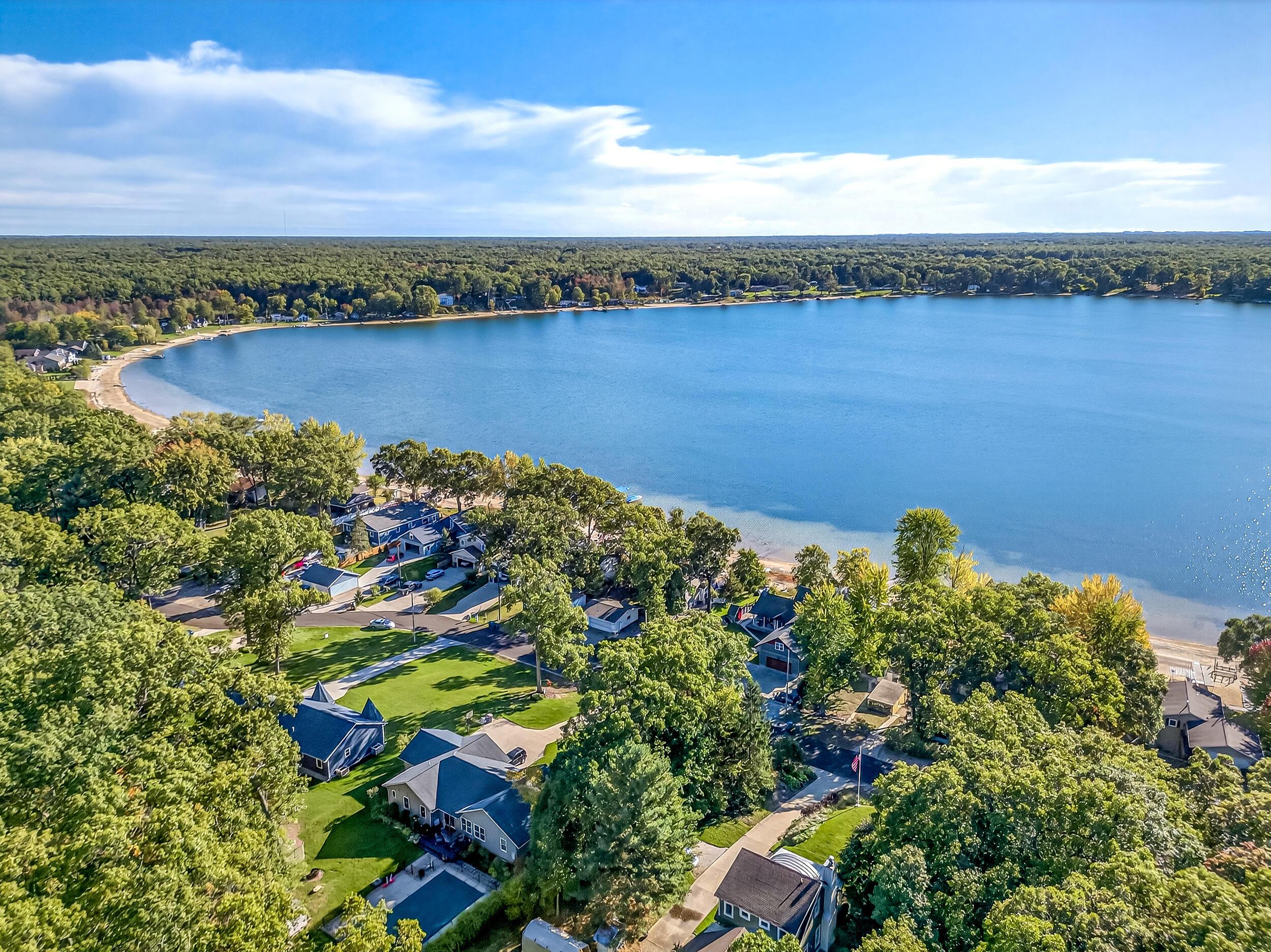 Image 4: Welcome to Wolf Lake