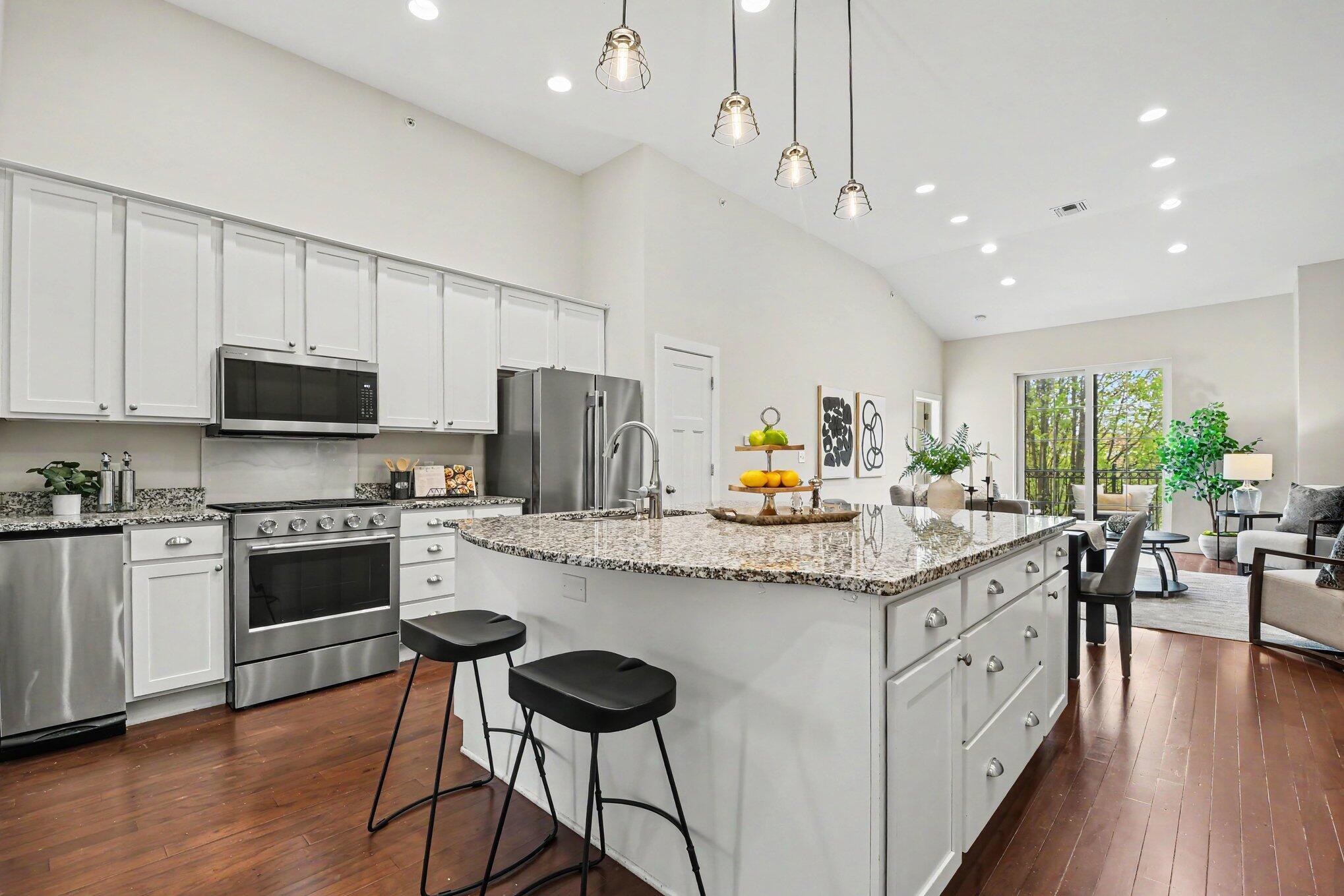 Image 4: 3 Kitchen