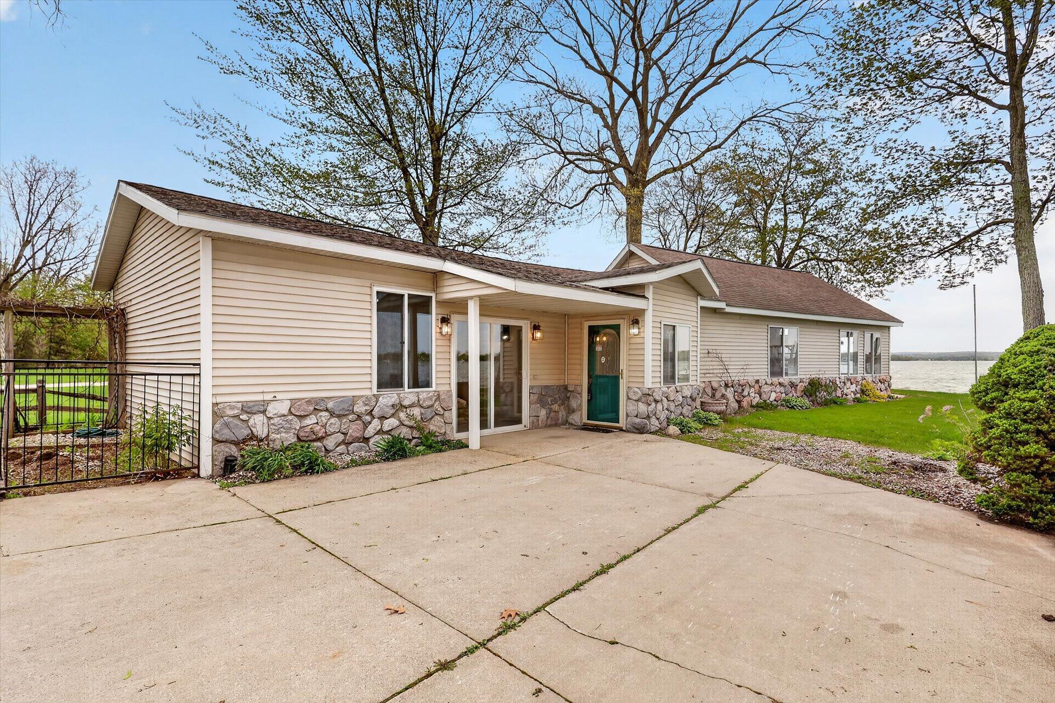 Image 1: 02-13117-Lakeshore-Dr-Shelbyville-MI-493