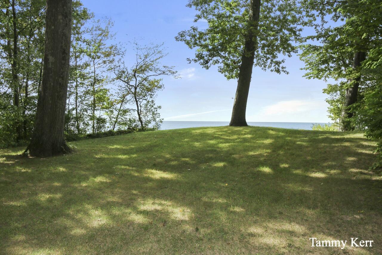 Image 3: 06 - 2450 Lakeshore