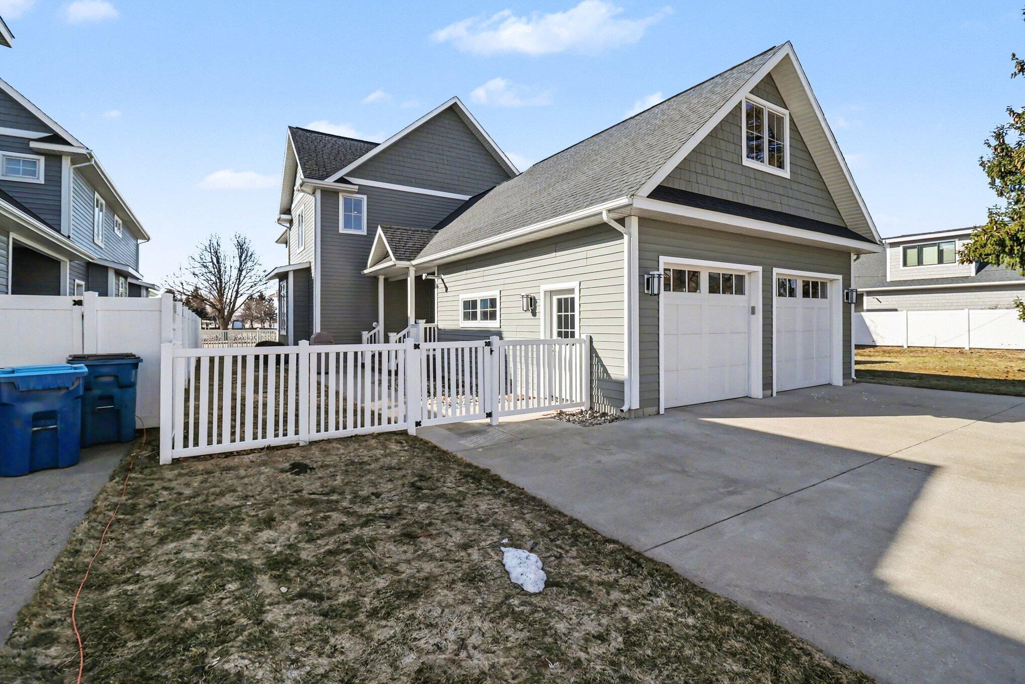 Image 4: Exterior - Rear
