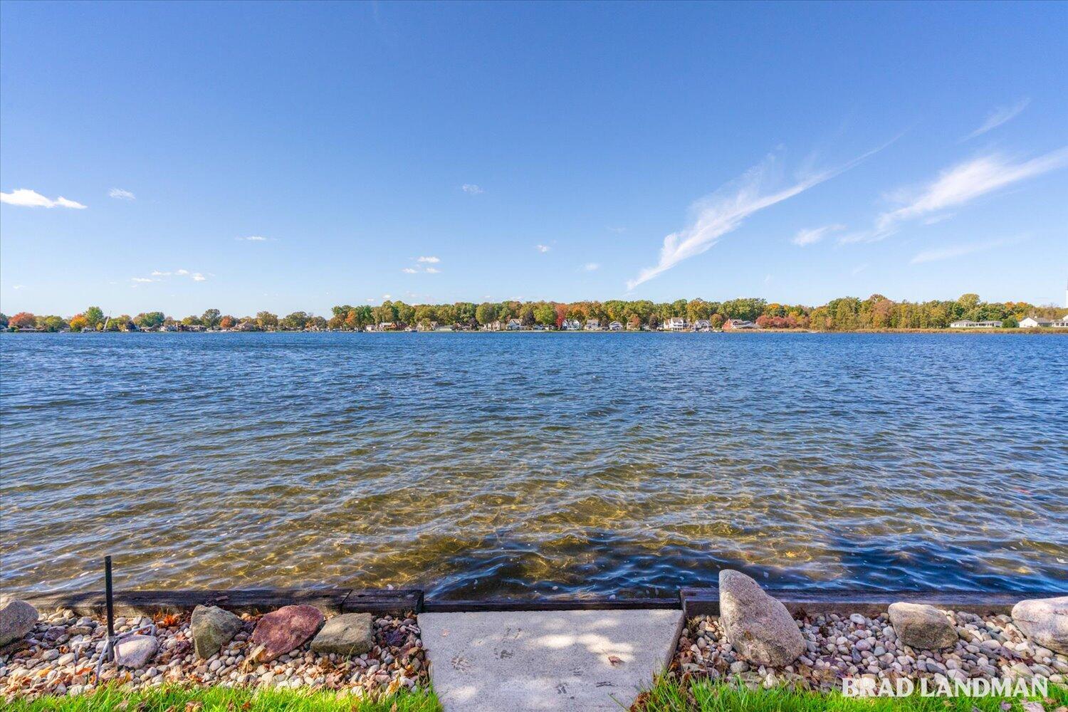 Image 3: Lakefrontage