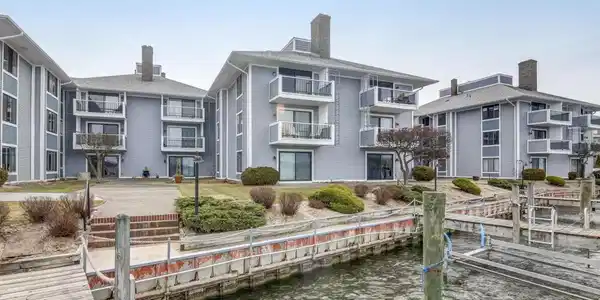400 Lakeview Court